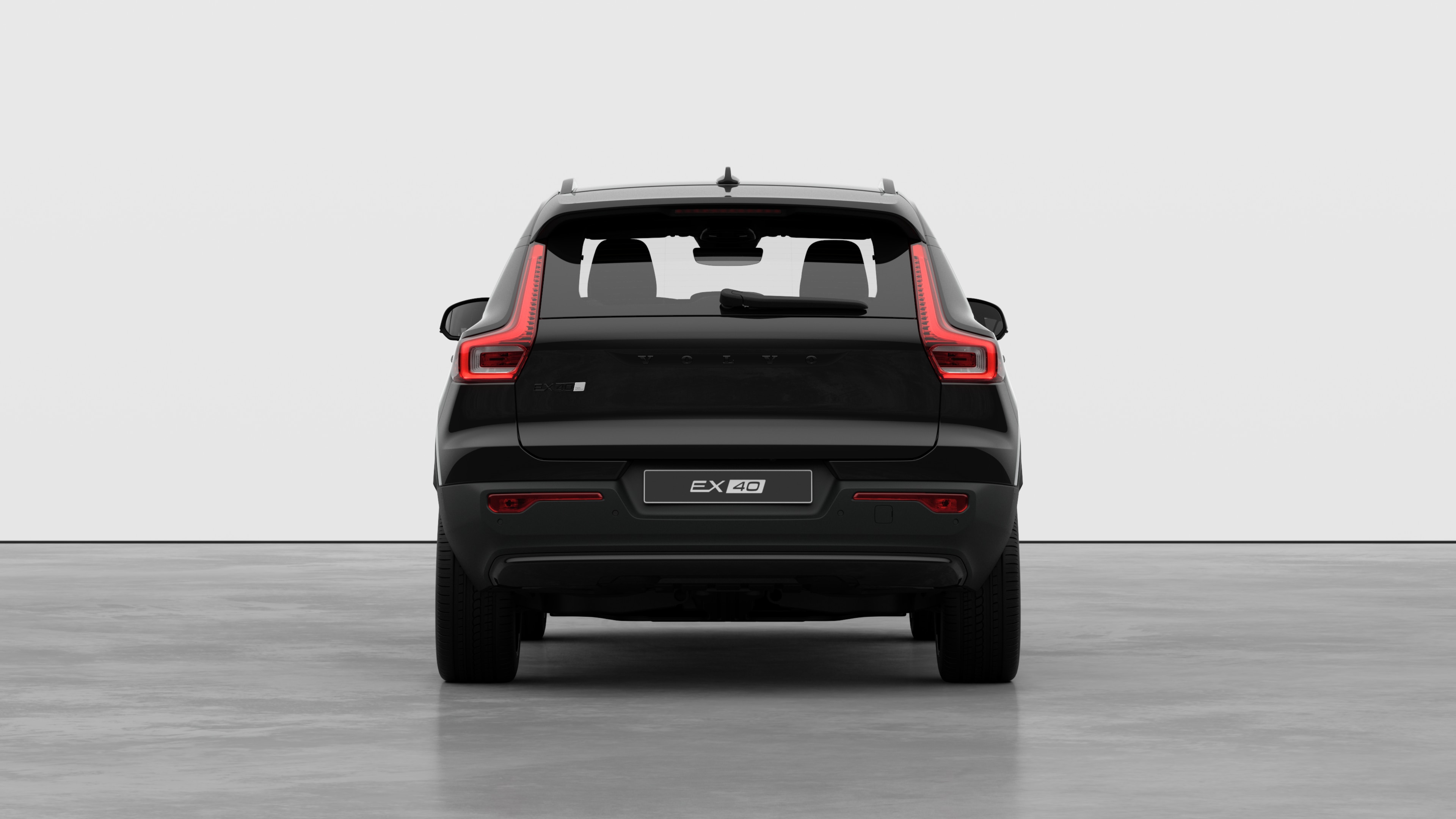 Volvobilens bakifrån mot en enkel studiobakgrund.