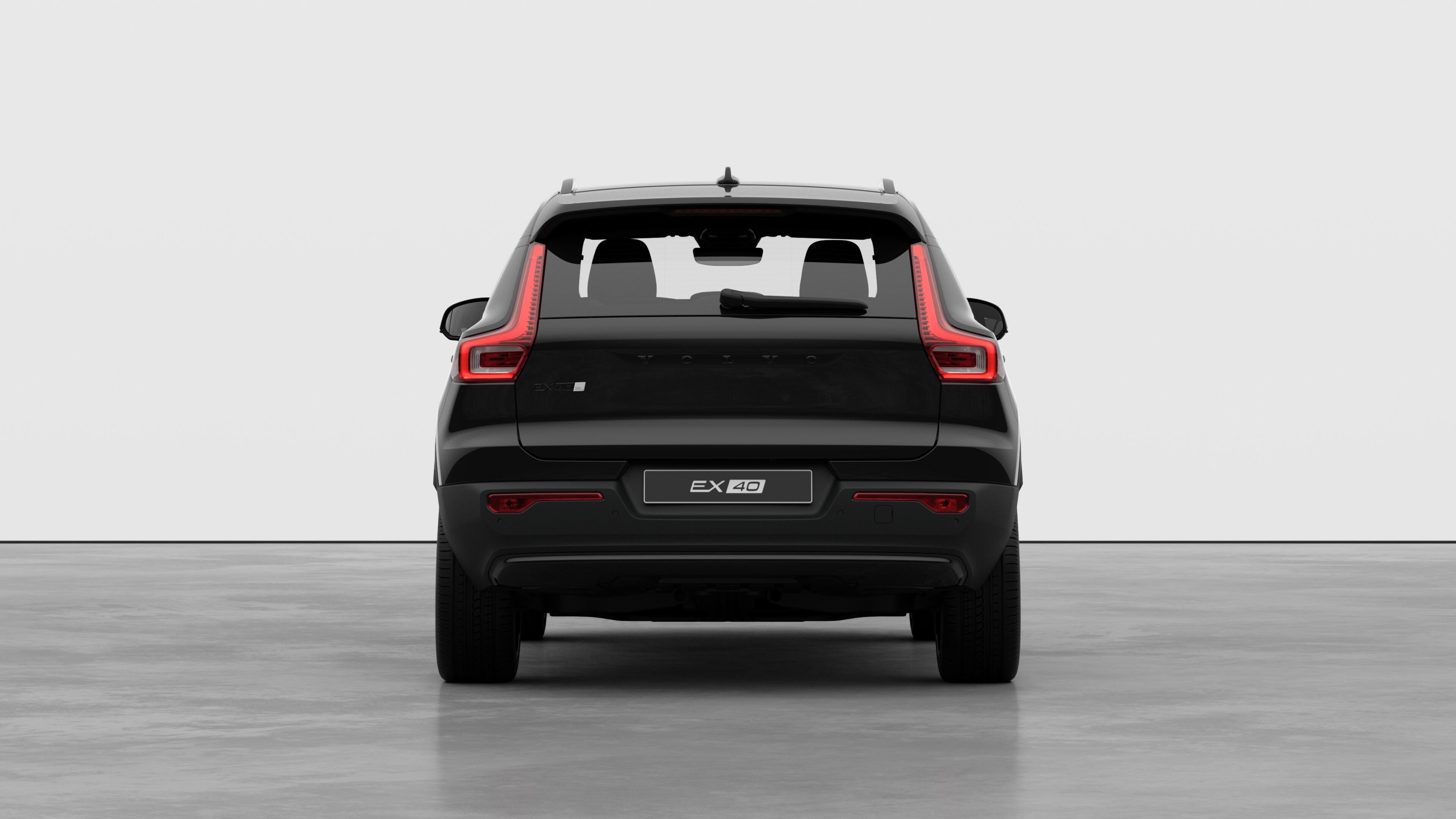 Volvobilens bakifrån mot en enkel studiobakgrund.