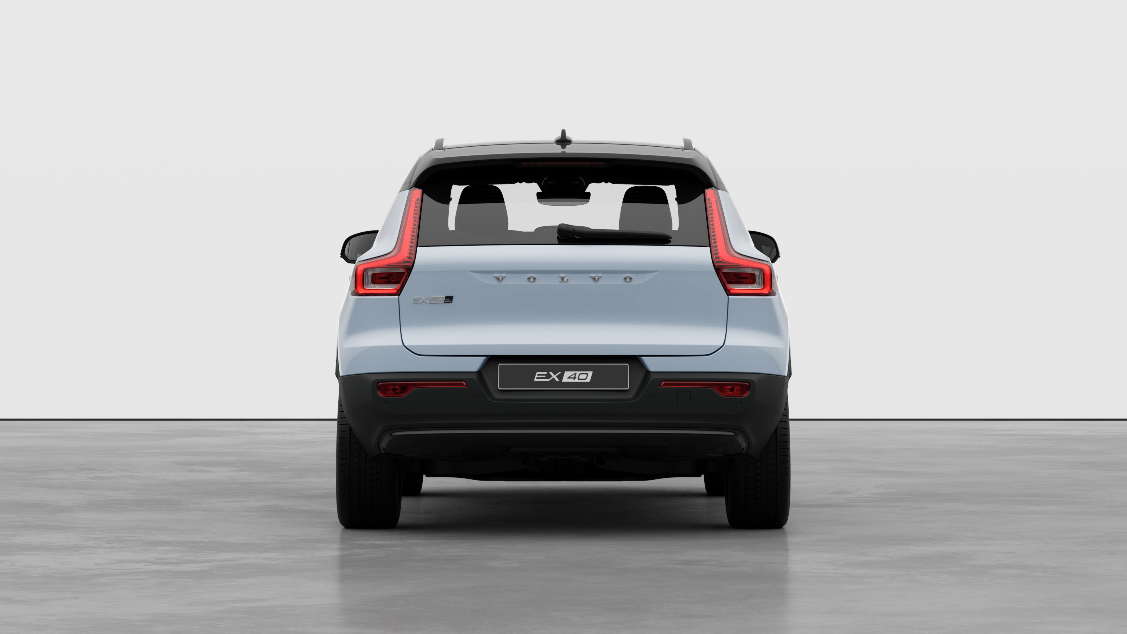 Düz bir stüdyo arka planında Volvo otomobilin arkadan görünümü.