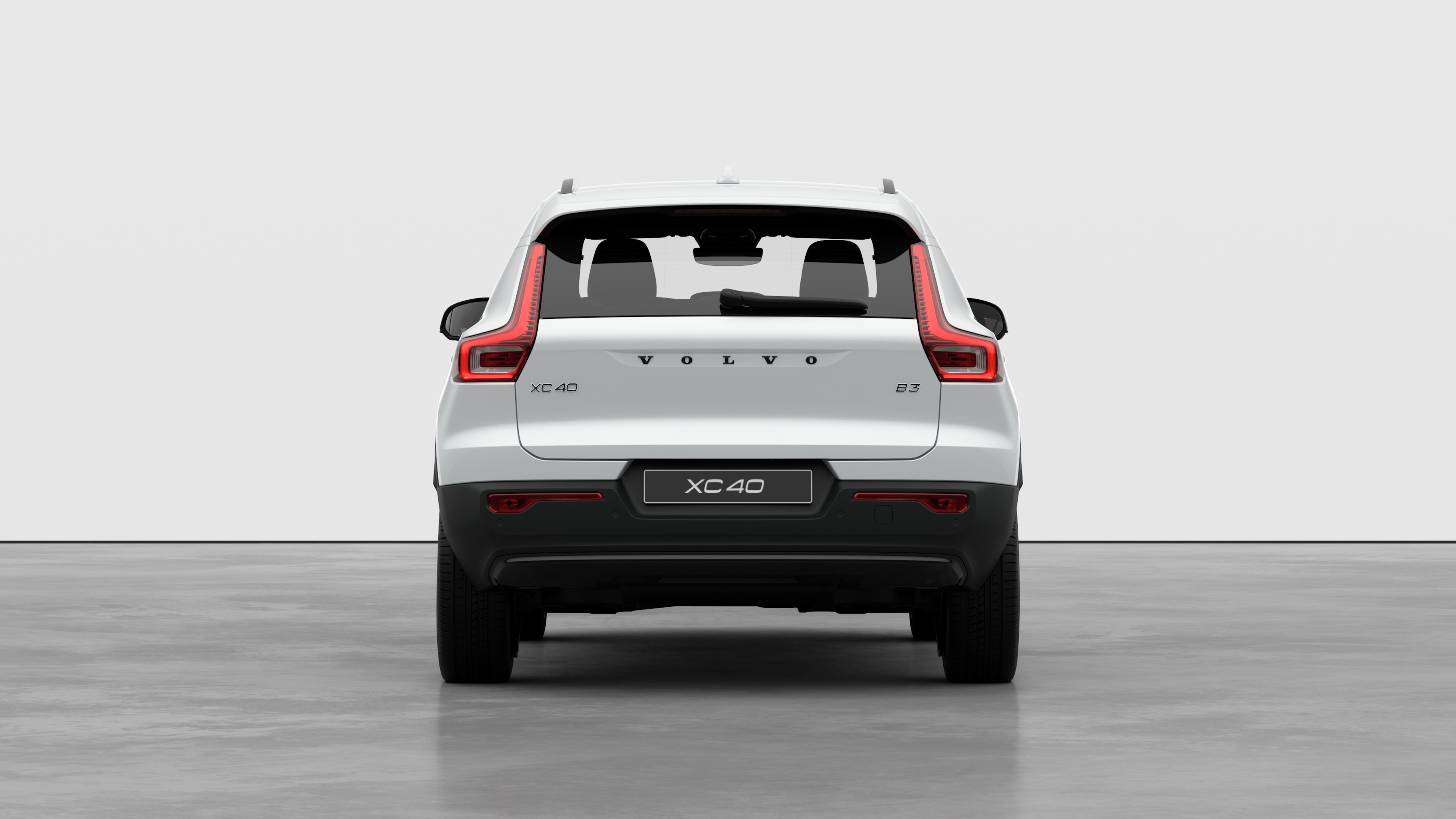Heckansicht eines Volvo vor einem schlichten Studiohintergrund.