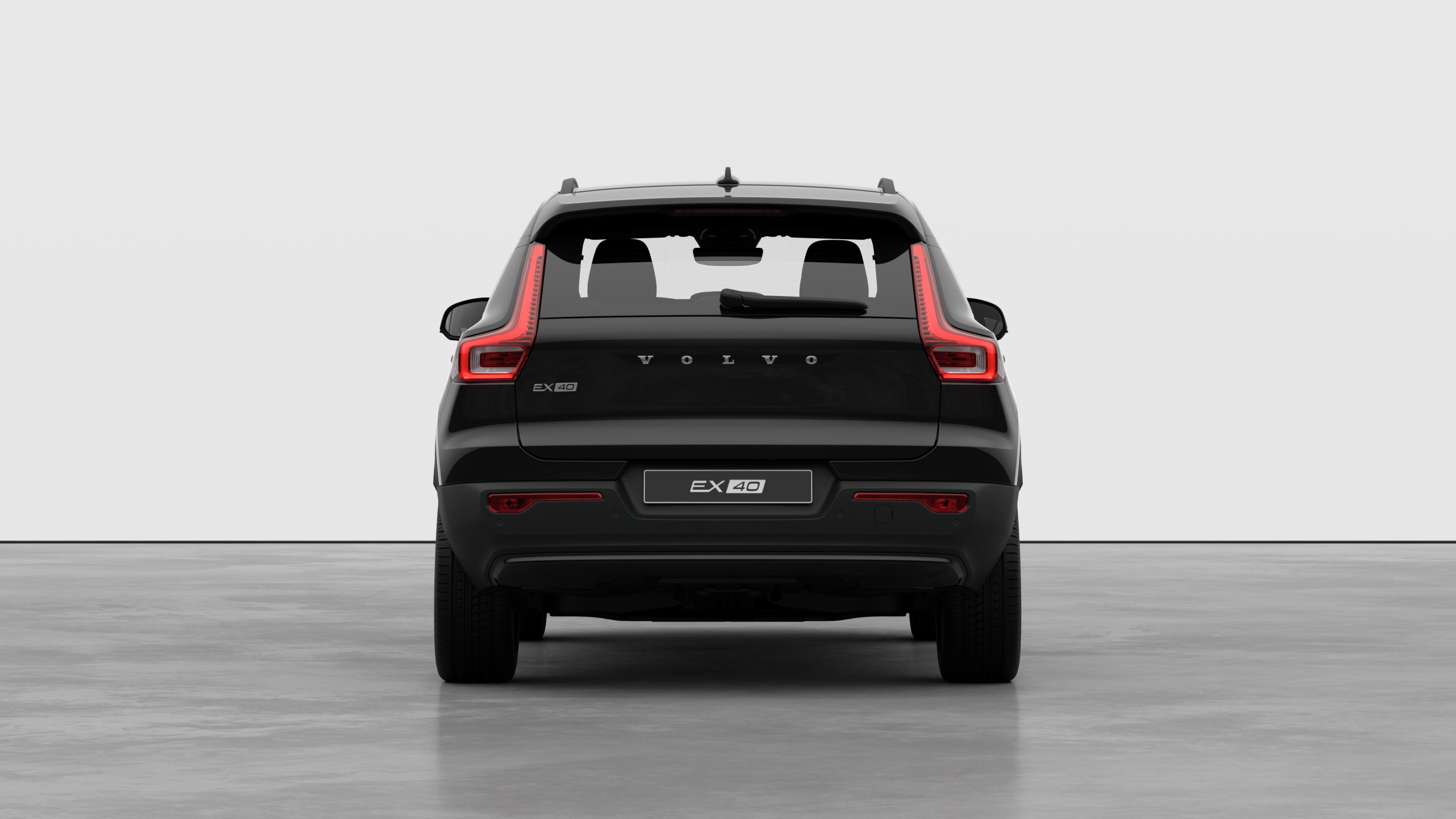 Vista trasera del vehículo Volvo sobre un fondo de estudio liso.