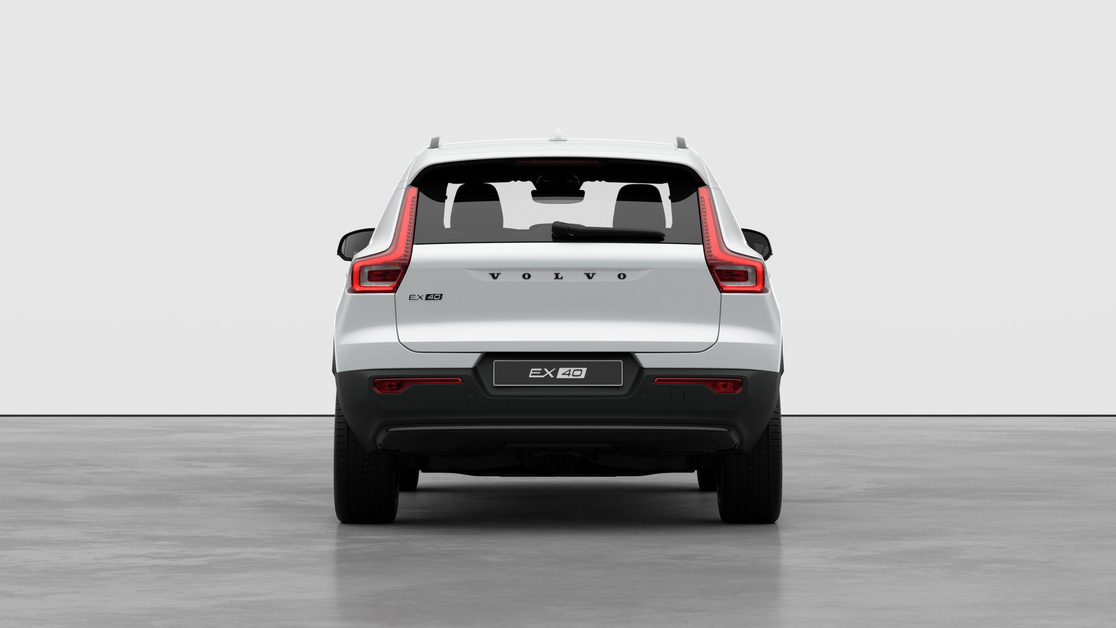 Heckansicht eines Volvo vor einem schlichten Studiohintergrund.