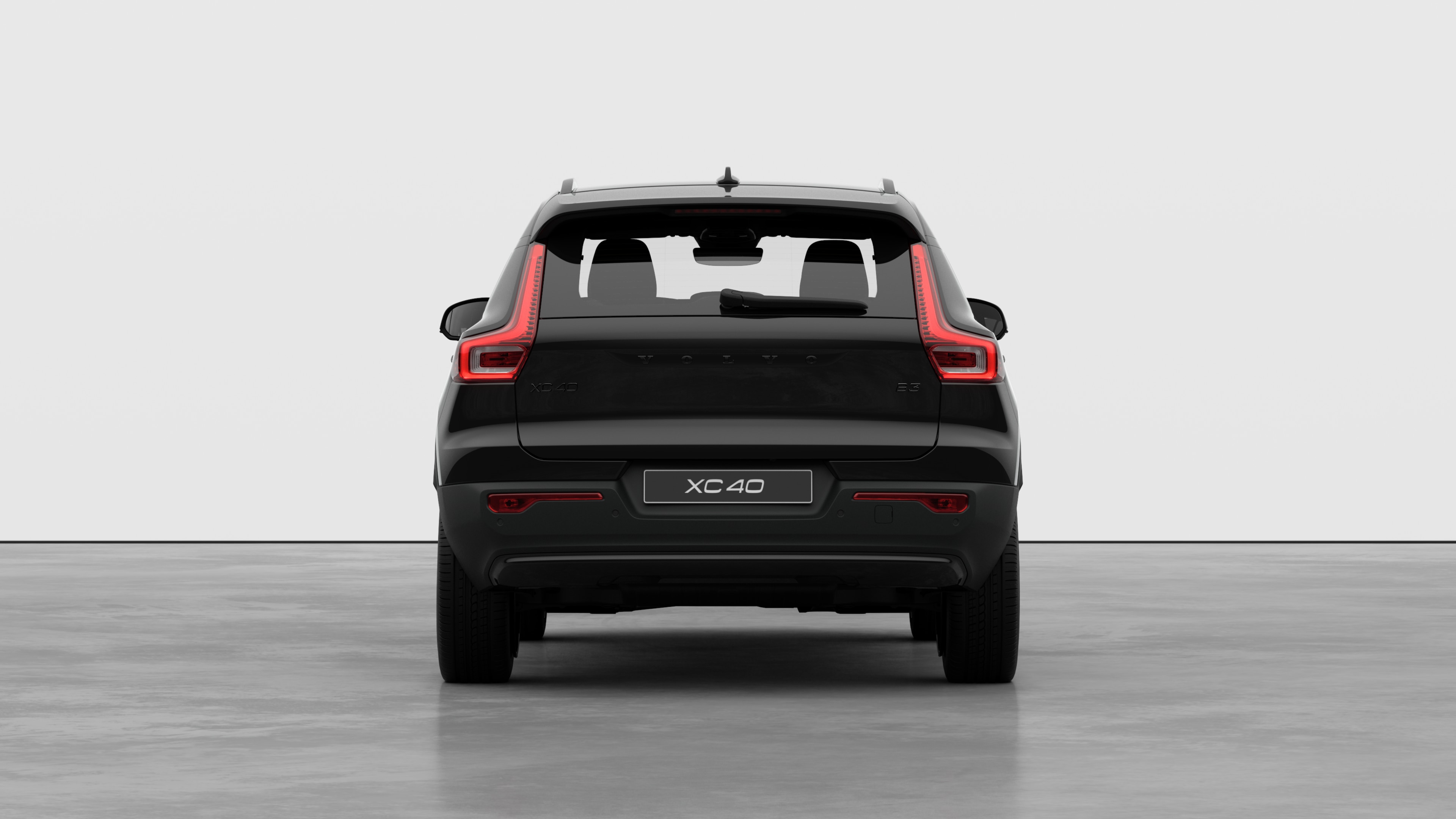 Vue arrière d’une Volvo sur un fond de studio uni.