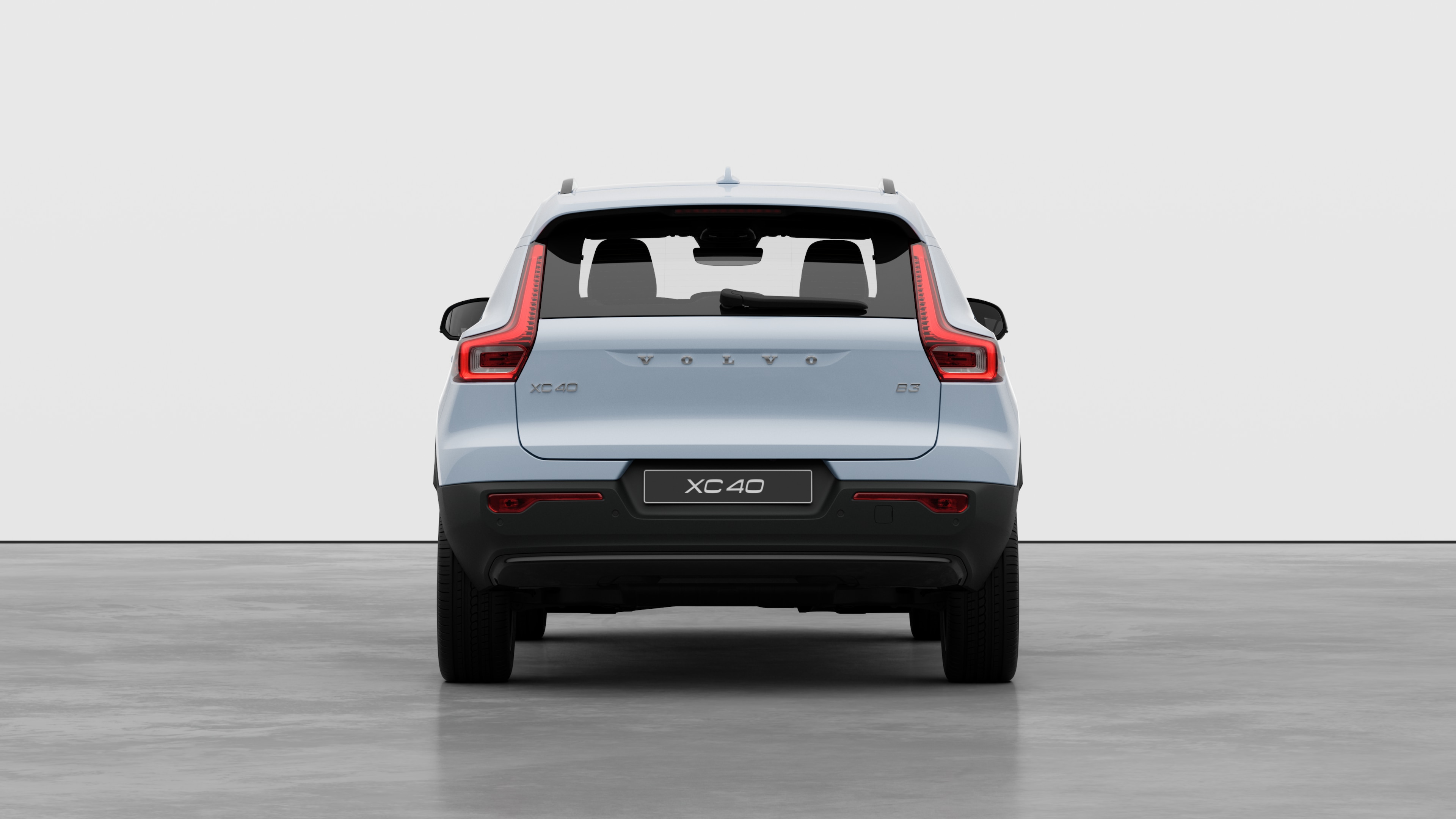 Vue arrière d’une Volvo sur un fond de studio uni.