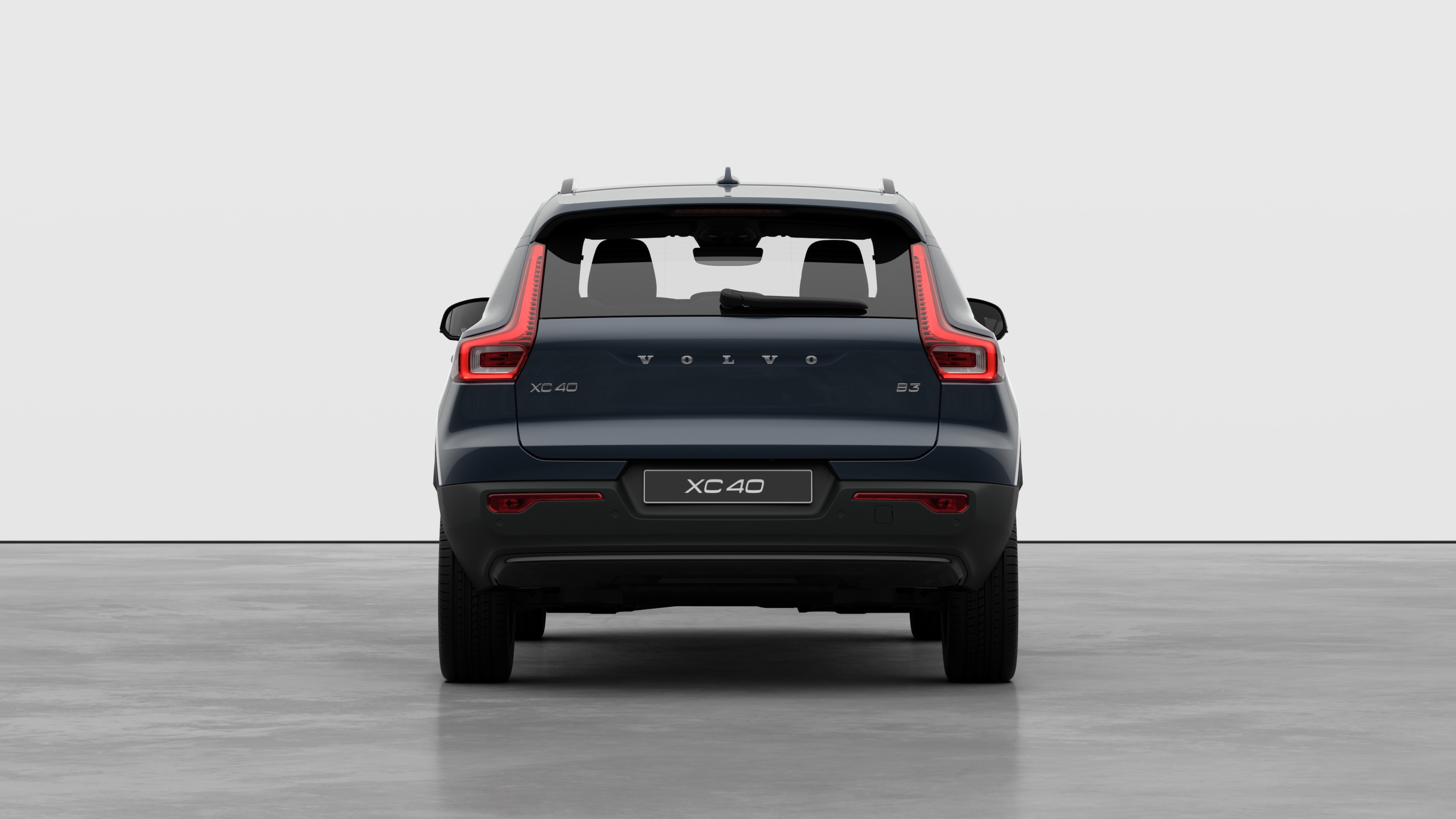 Vue arrière d’une Volvo sur un fond de studio uni.