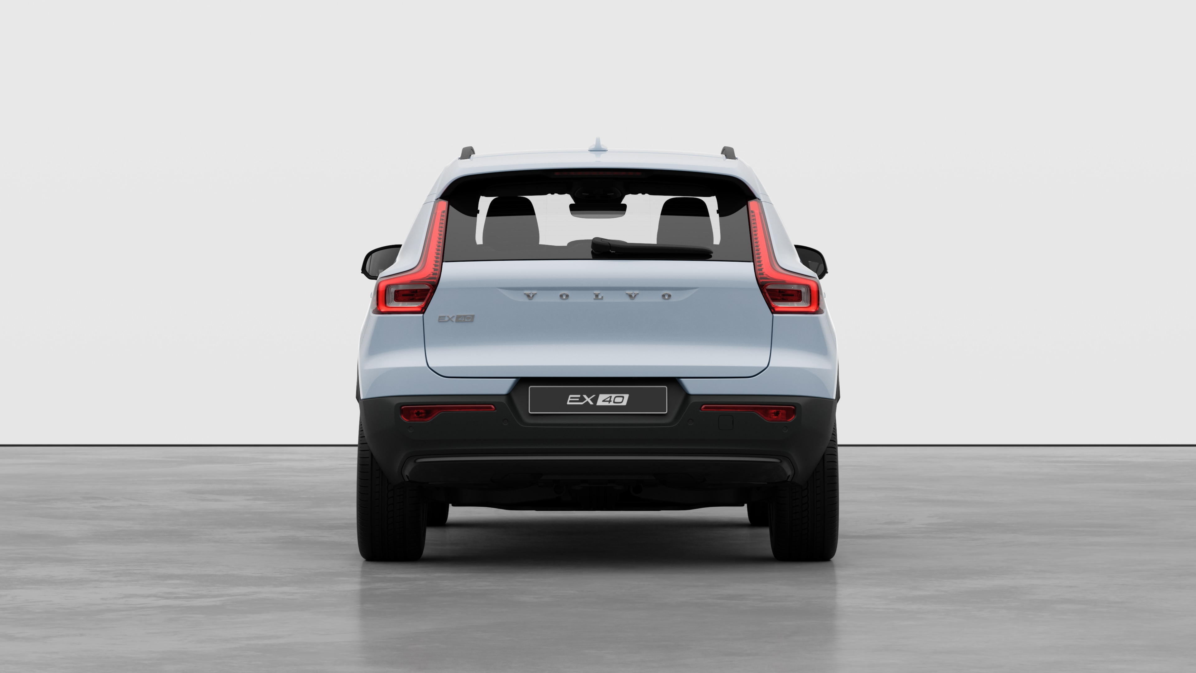 Heckansicht eines Volvo vor einem schlichten Studiohintergrund.