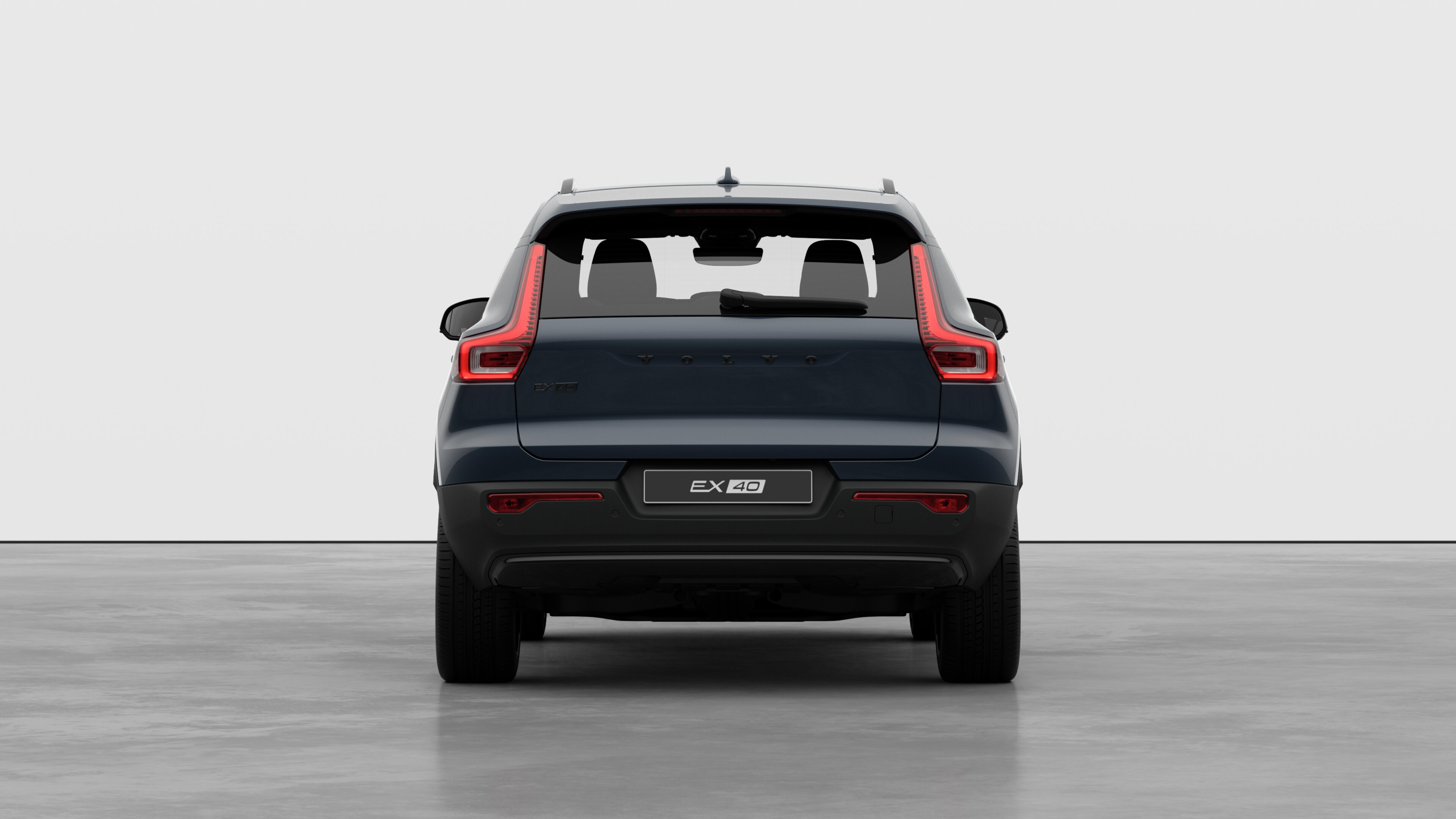 Heckansicht eines Volvo vor einem schlichten Studiohintergrund.