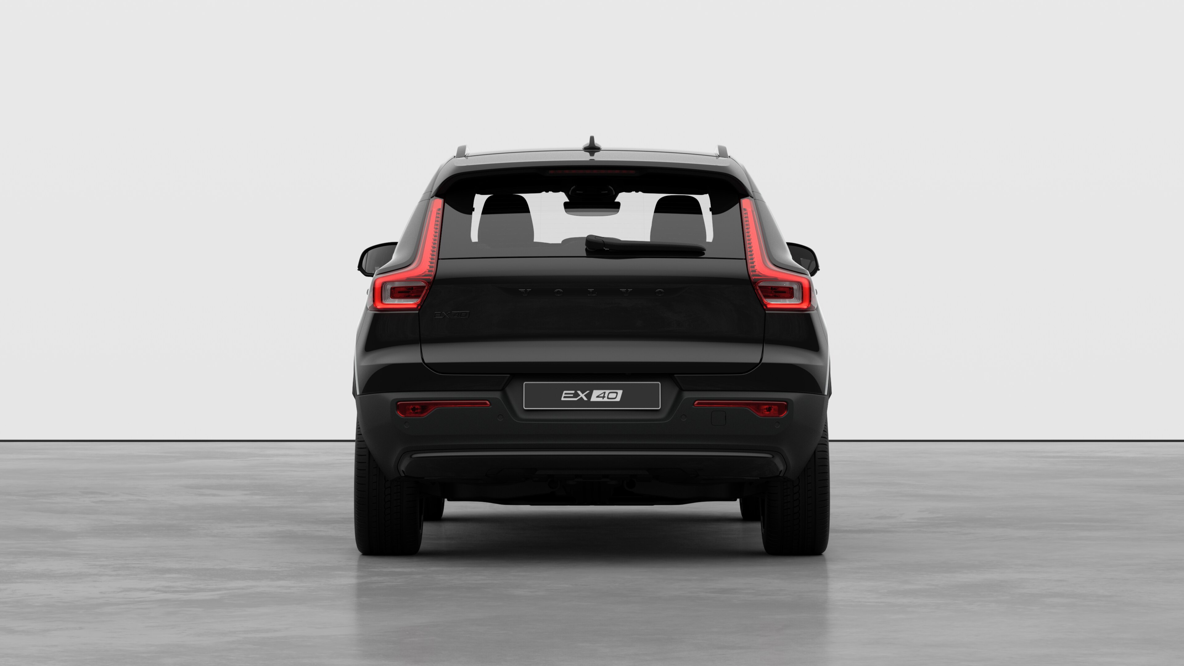 Pohled zezadu na prosté studiové pozadí.