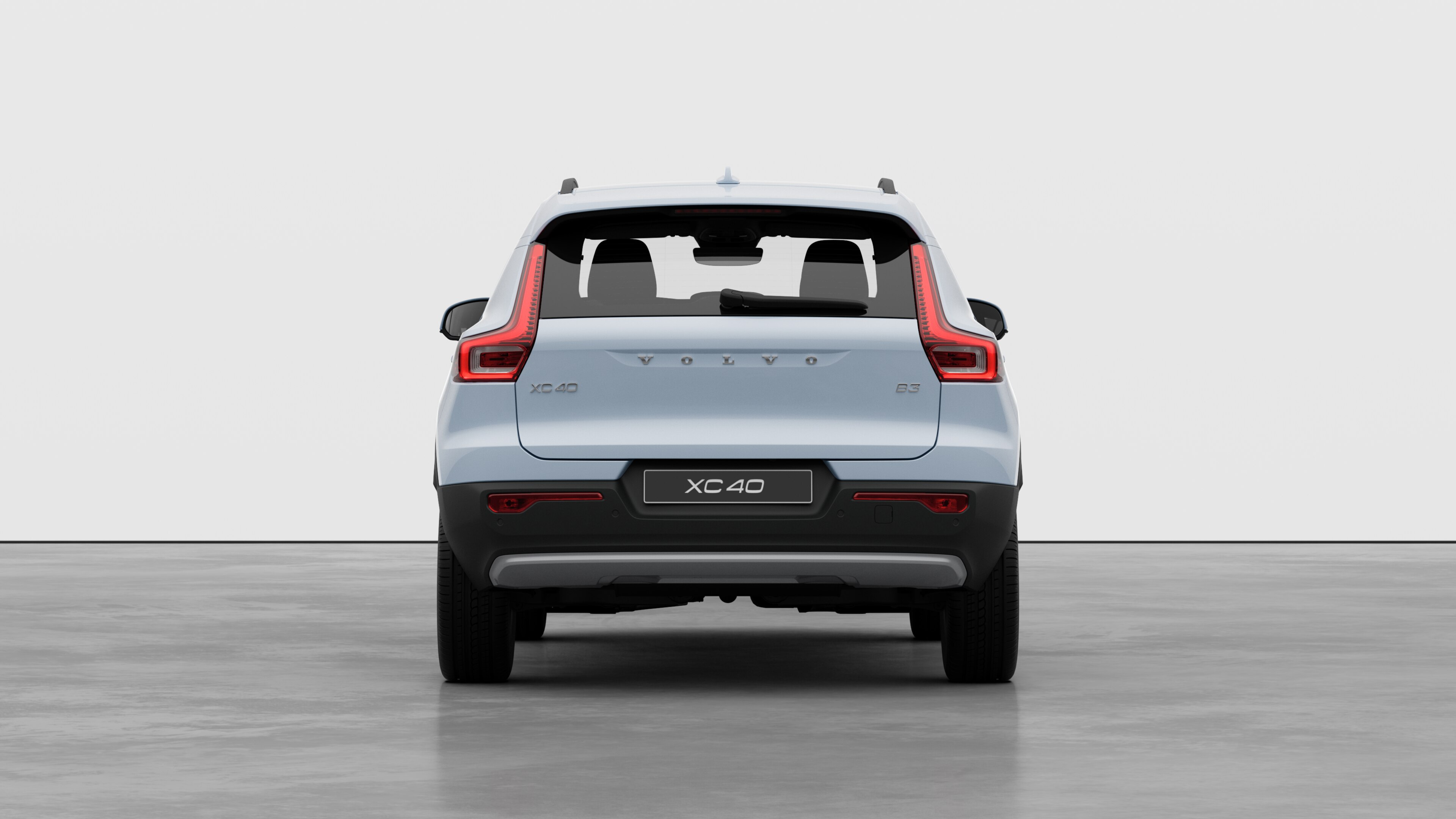 Achteraanzicht van een Volvo tegen een effen studioachtergrond.