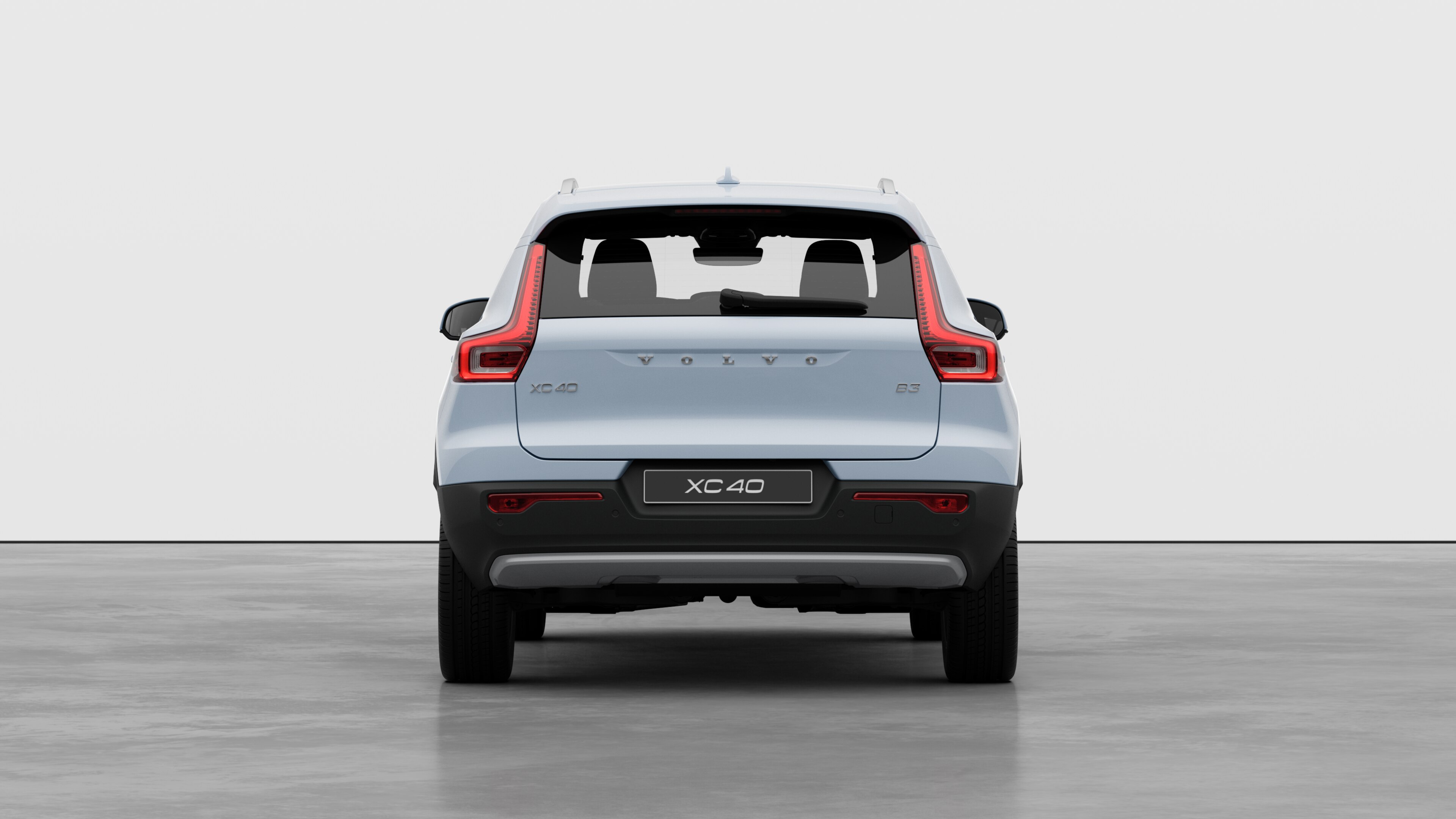 Volvobilens bakifrån mot en enkel studiobakgrund.