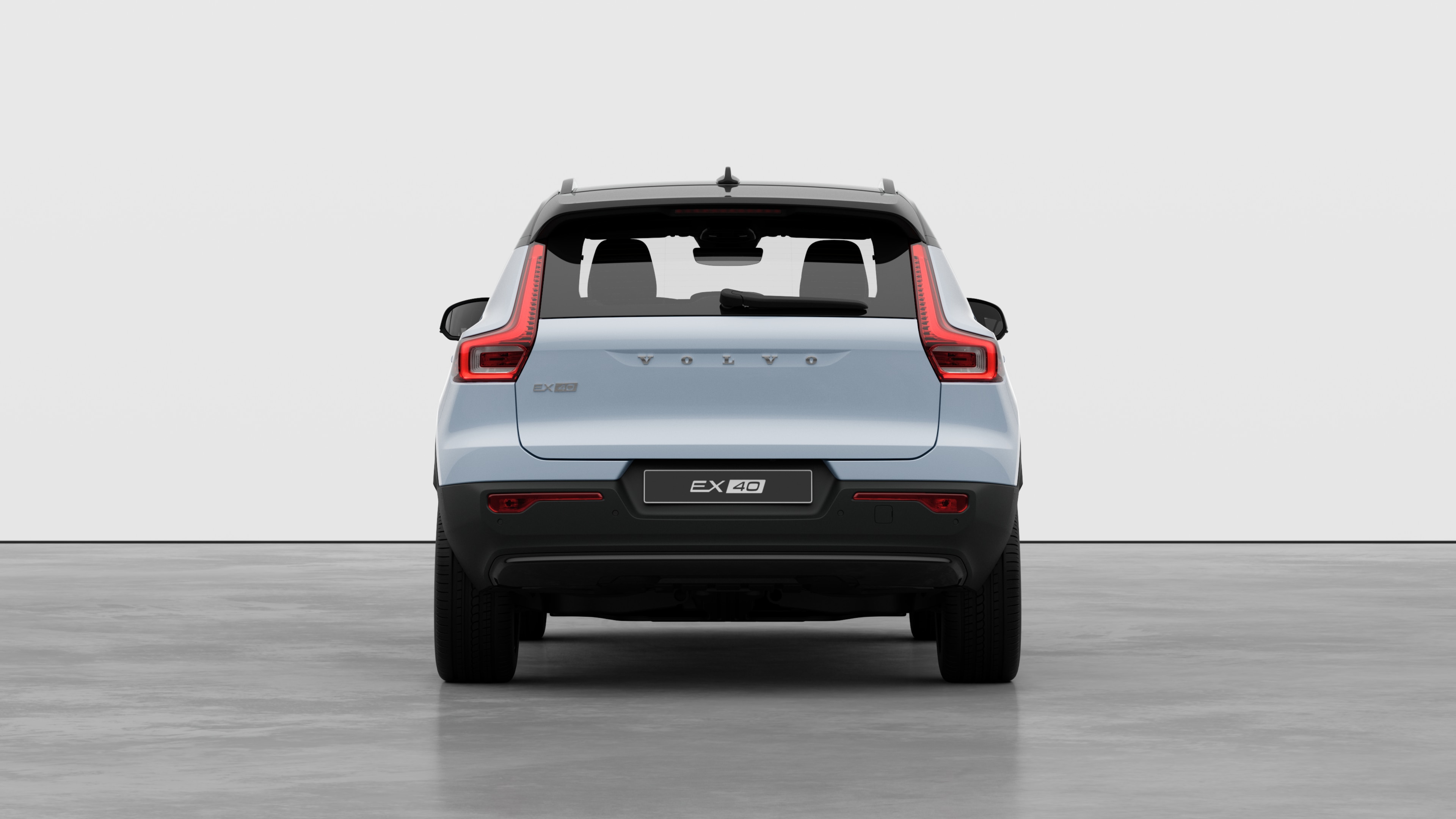 Vue arrière d’une Volvo sur un fond de studio uni.