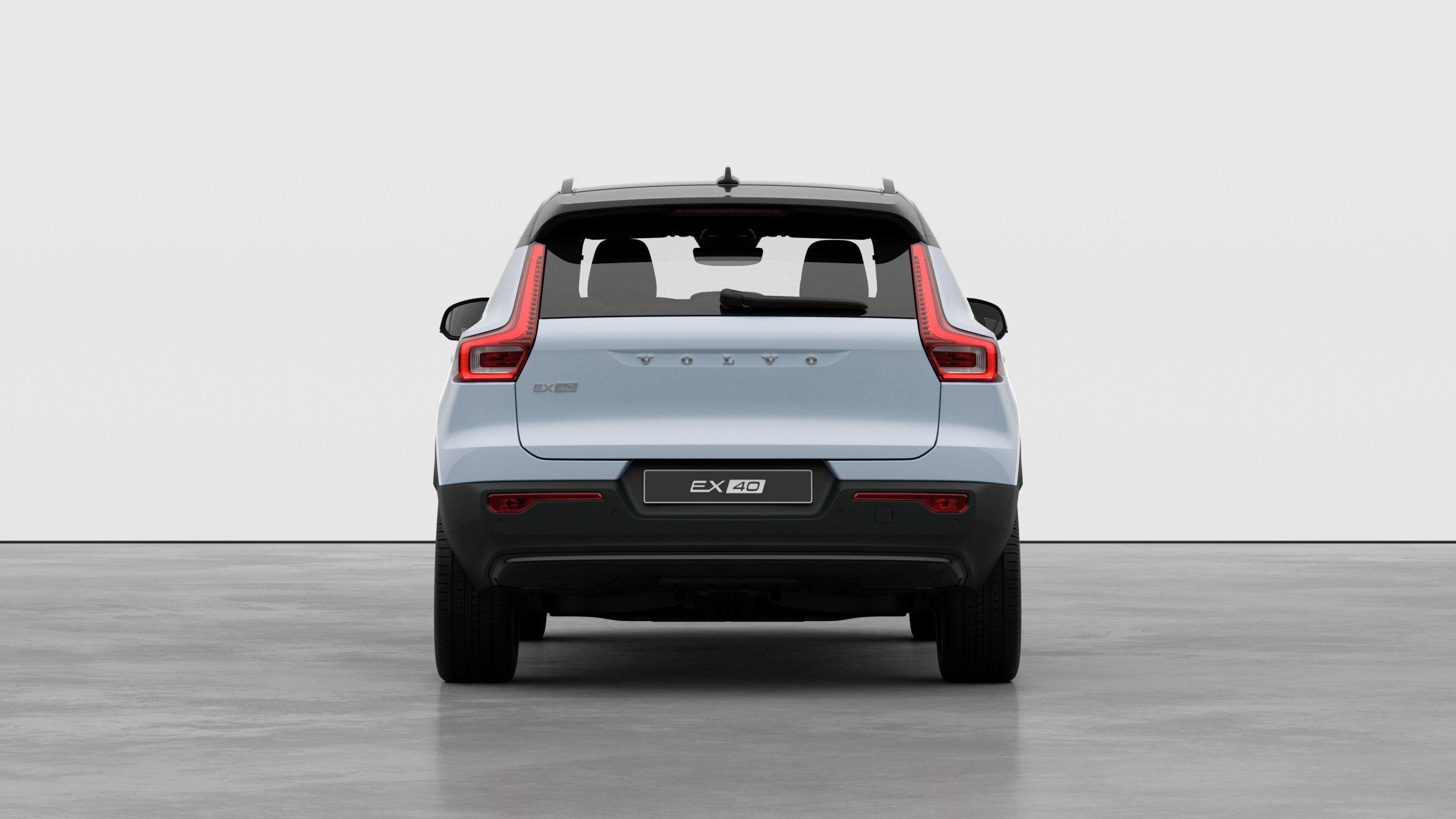 Volvo მანქანის უკანა ხედი სტუდიის უბრალო ფონზე.