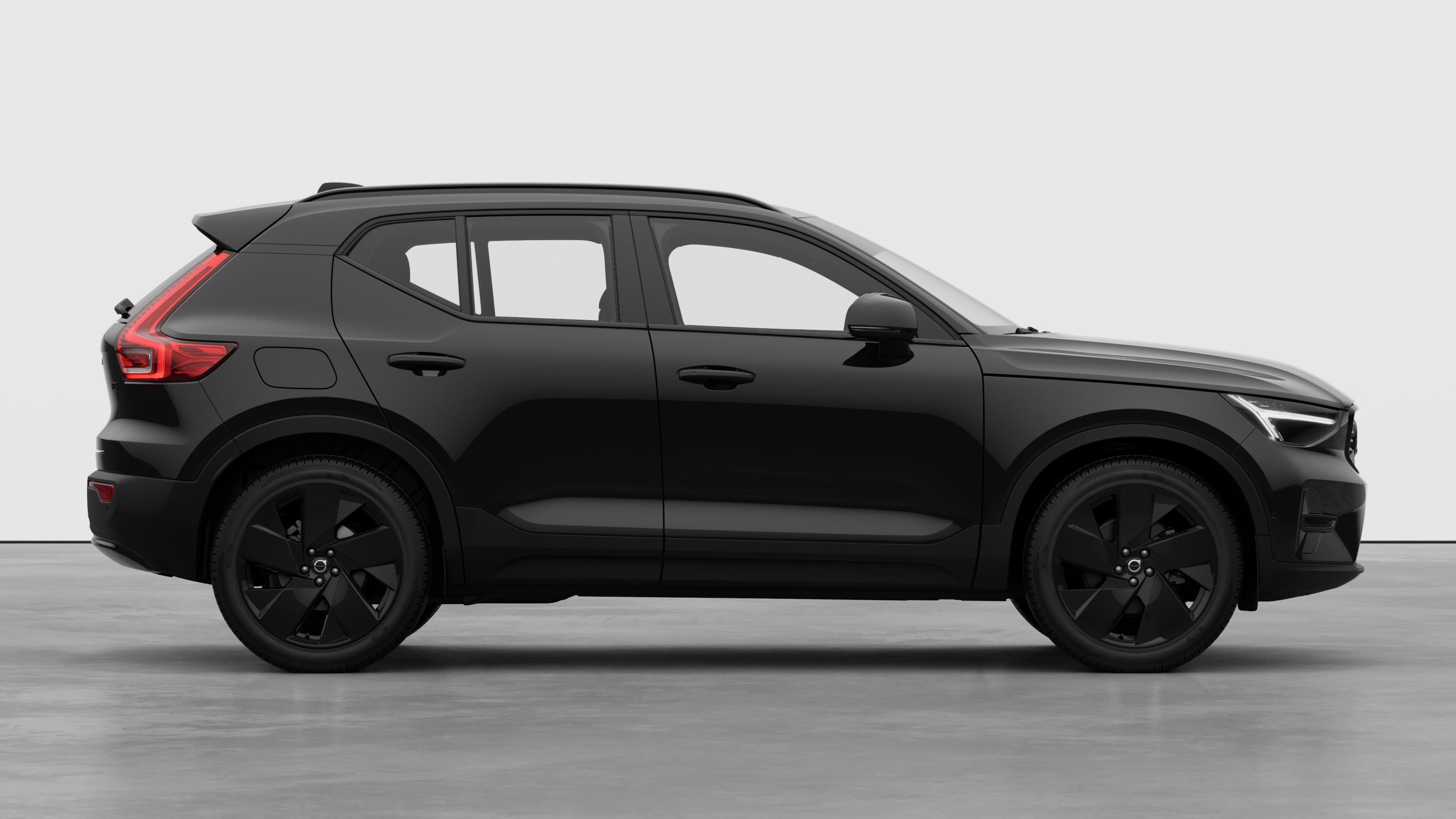 Vue latérale d’une Volvo sur fond de studio montrant les portes fermées et le design des roues visible.