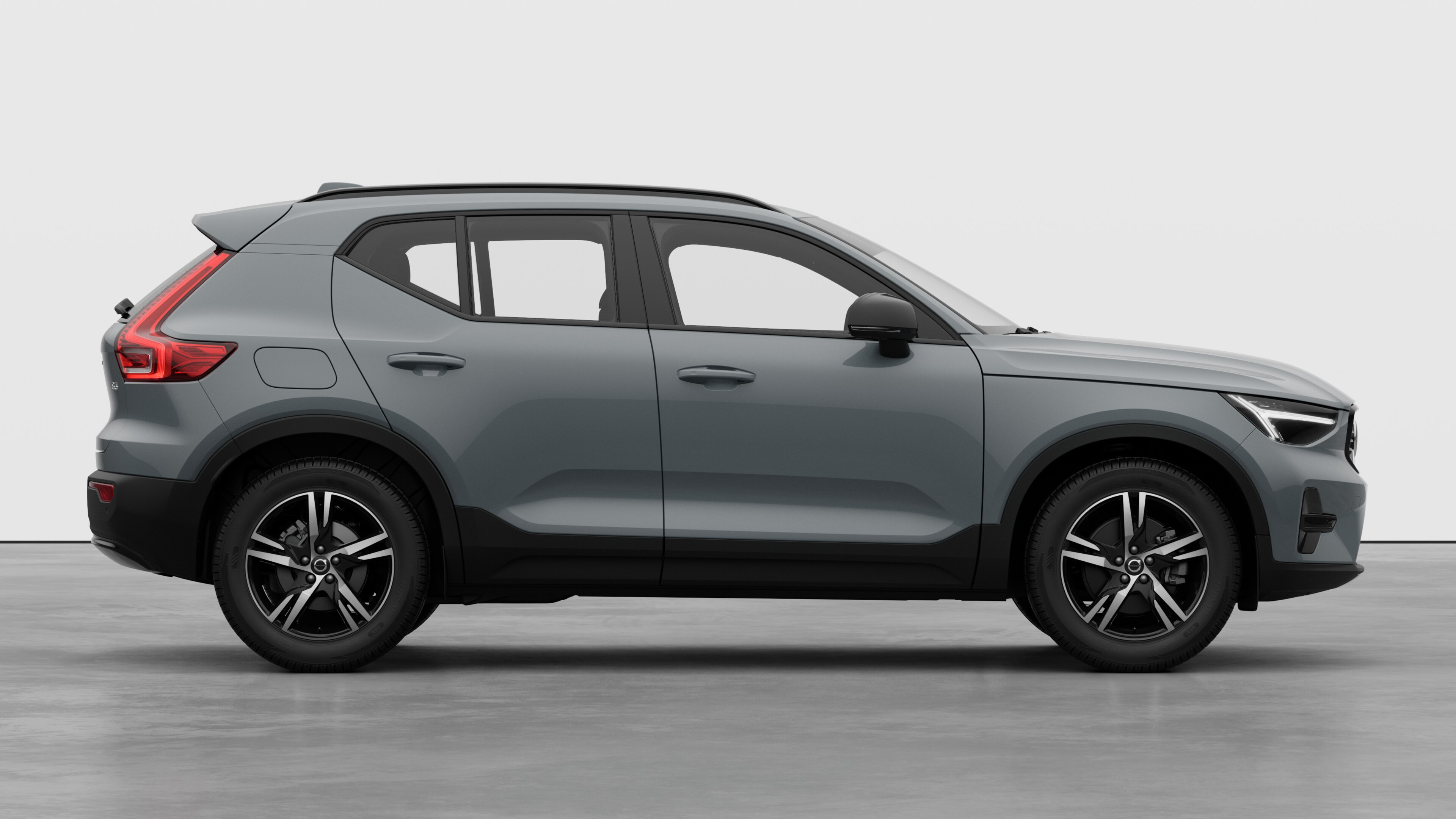 Vue latérale d’une Volvo sur fond de studio montrant les portes fermées et le design des roues visible.