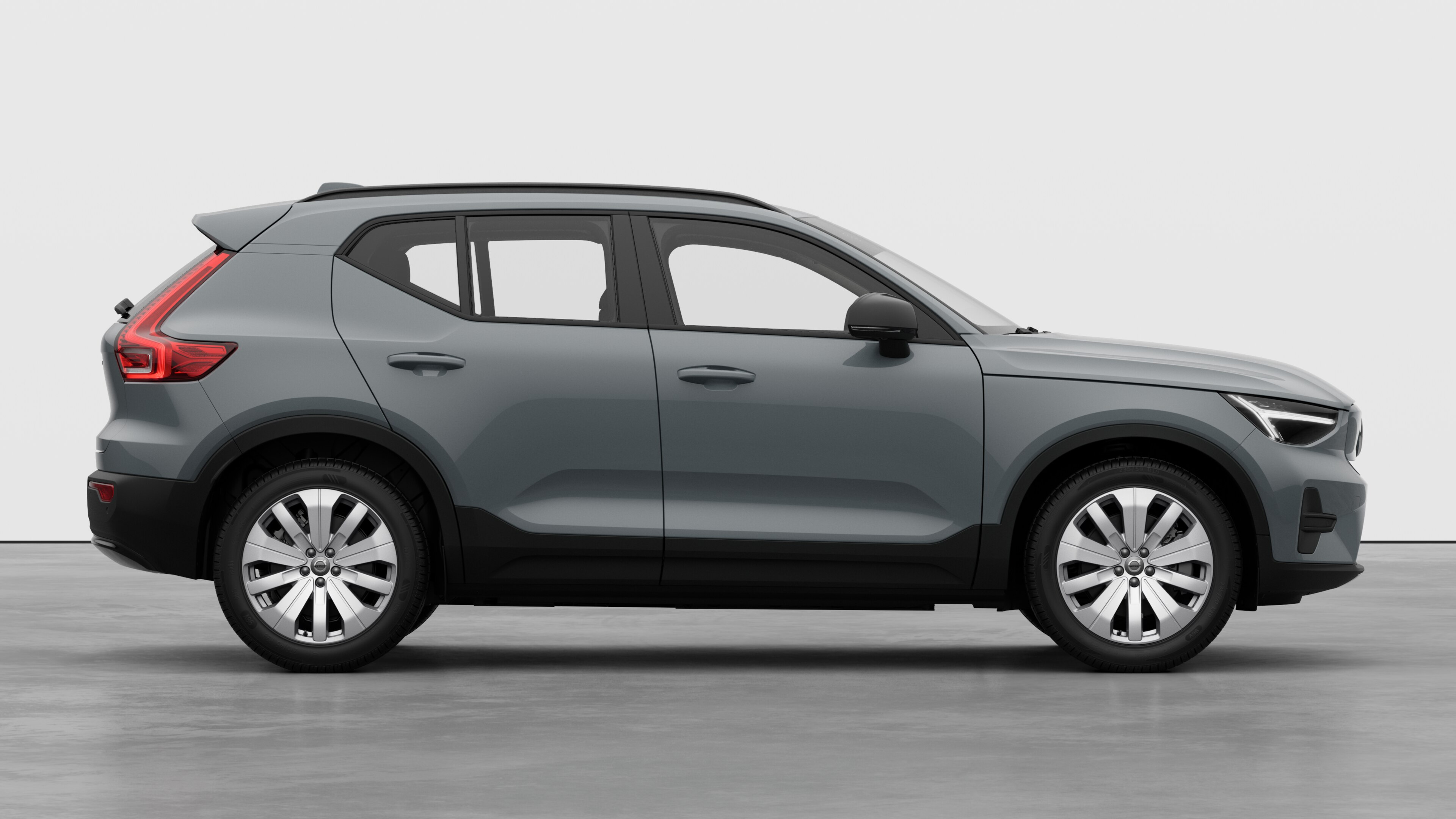 Vue latérale d’une Volvo sur fond de studio montrant les portes fermées et le design des roues visible.