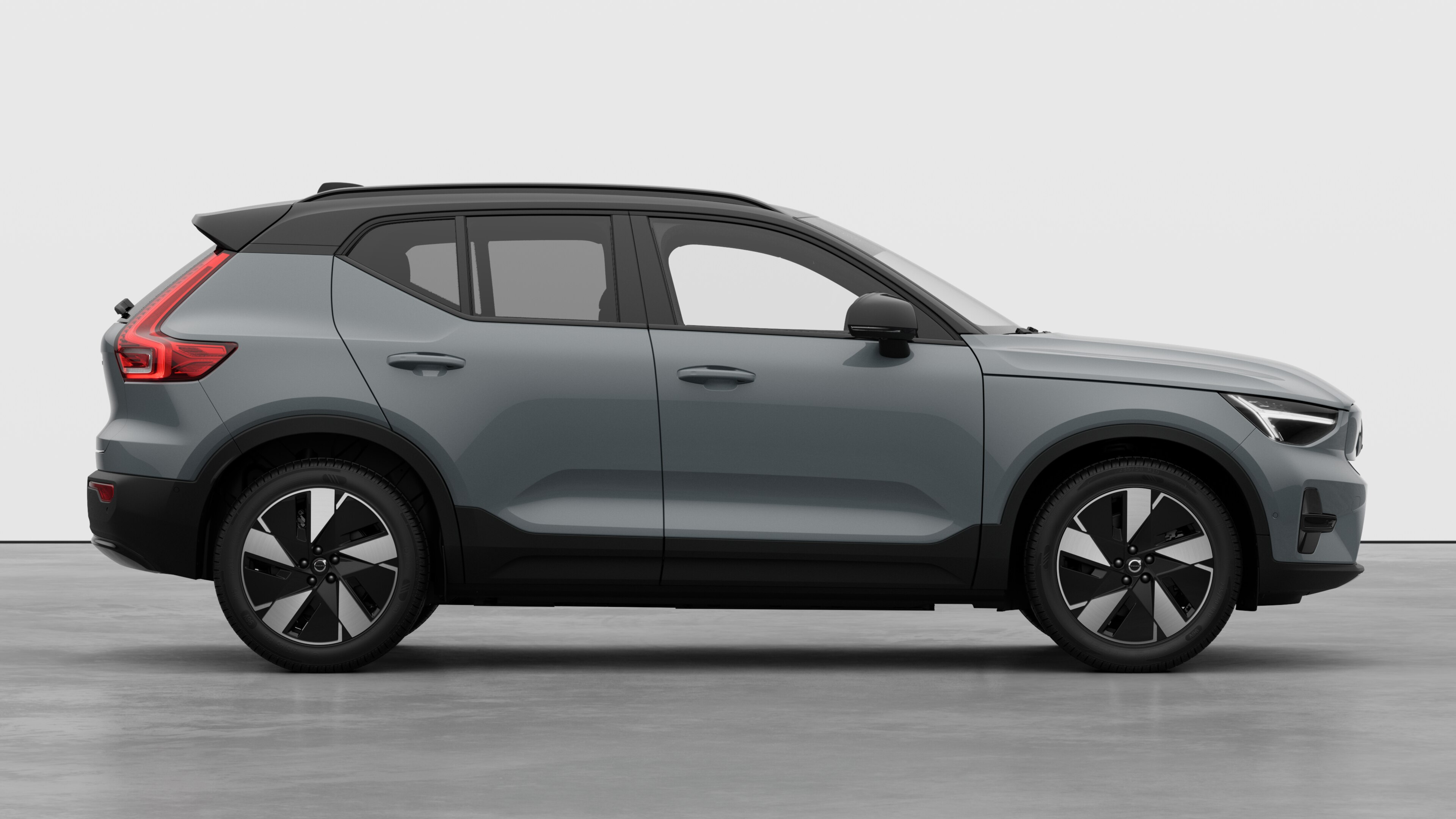 Vue latérale d’une Volvo sur fond de studio montrant les portes fermées et le design des roues visible.