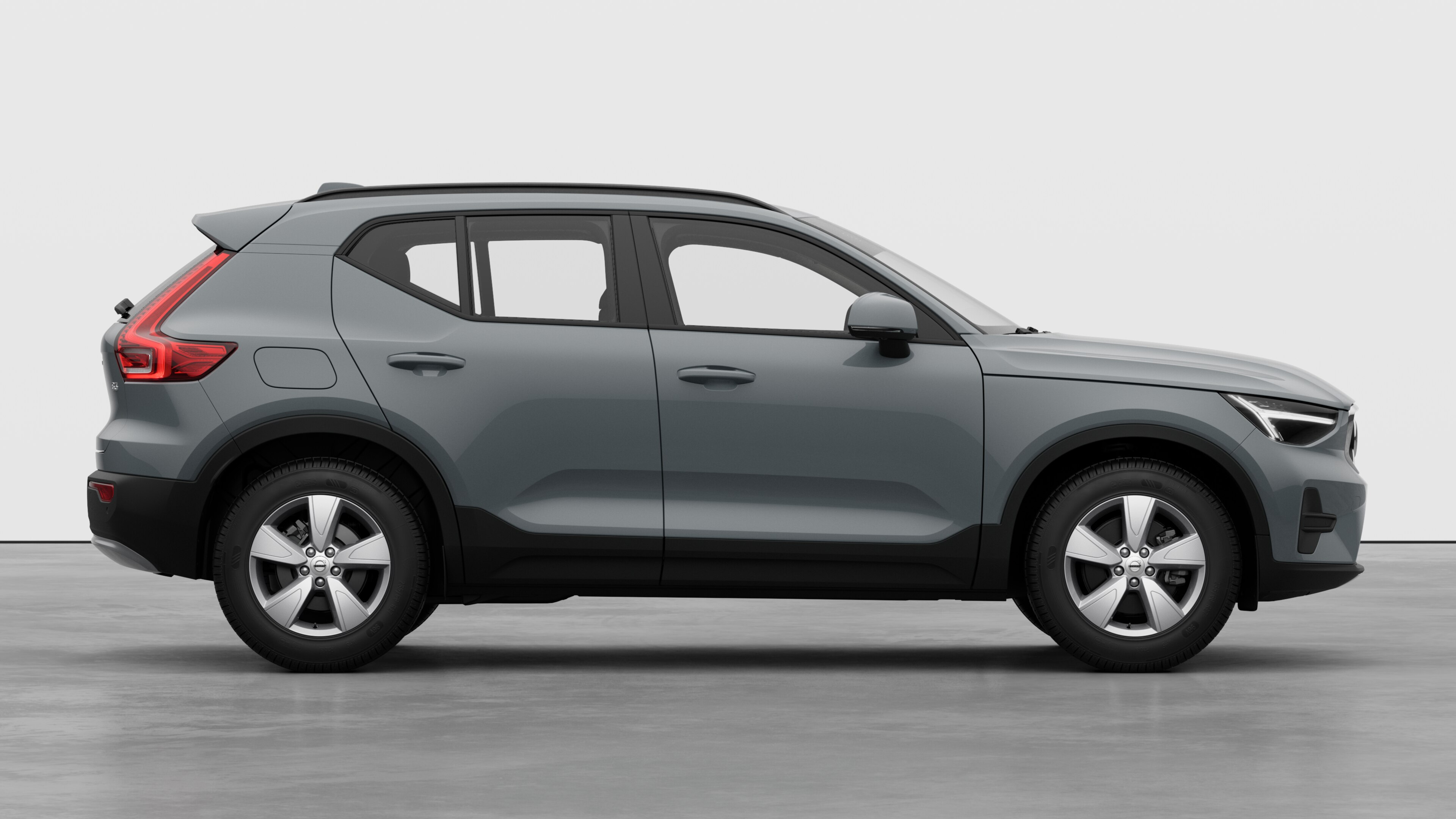 Vue latérale d’une Volvo sur fond de studio montrant les portes fermées et le design des roues visible.