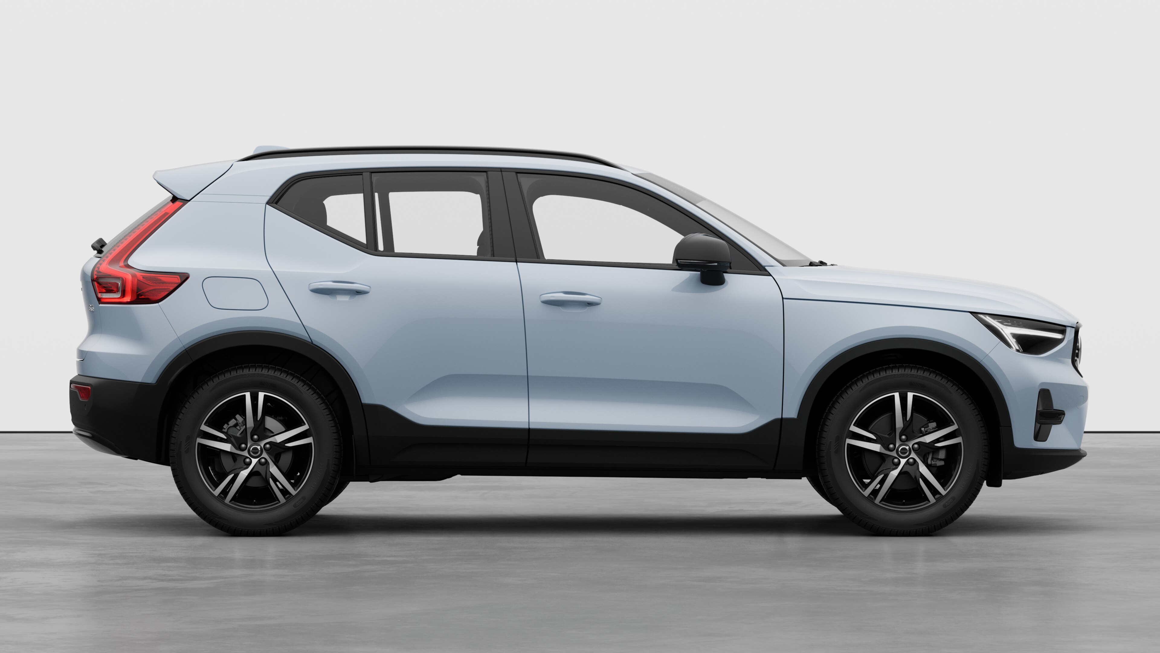 Volvo auto külgvaade tavalisel stuudiotaustal, kus on näha suletud uksed ja nähtav rattadisain.