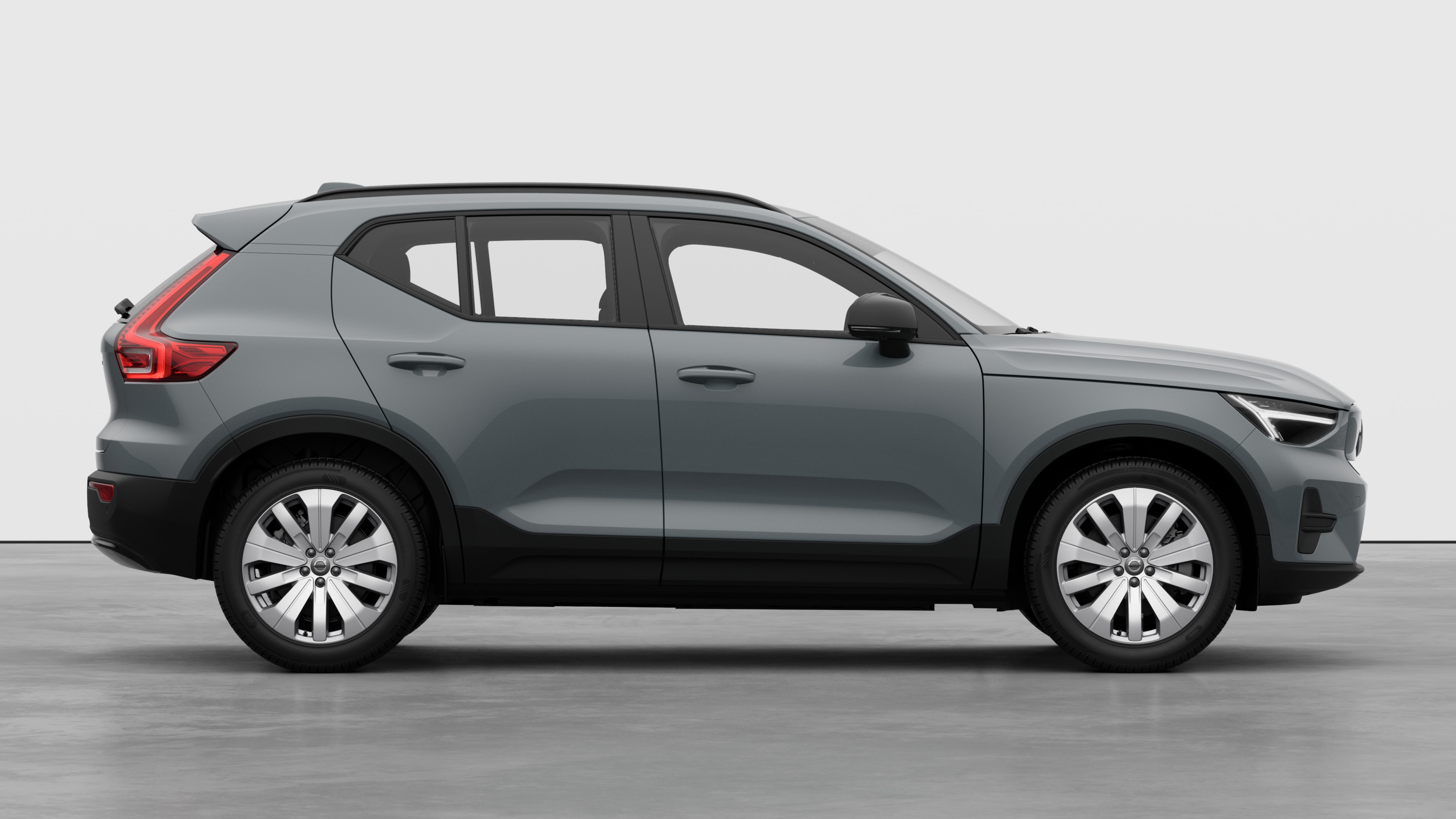 Vue latérale d’une Volvo sur fond de studio montrant les portes fermées et le design des roues visible.