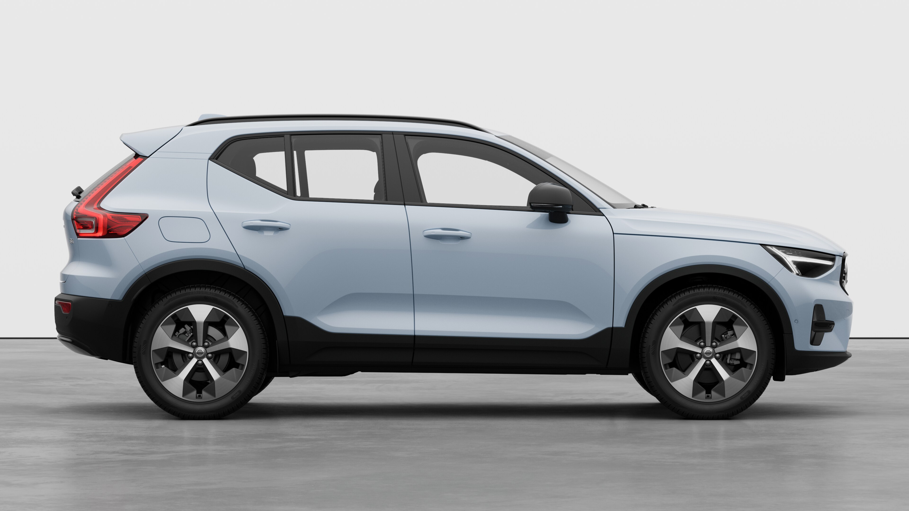 Автомобіль Volvo Cars на звичайному студійному фоні, на якому видно зачинені двері та видимий дизайн коліс.