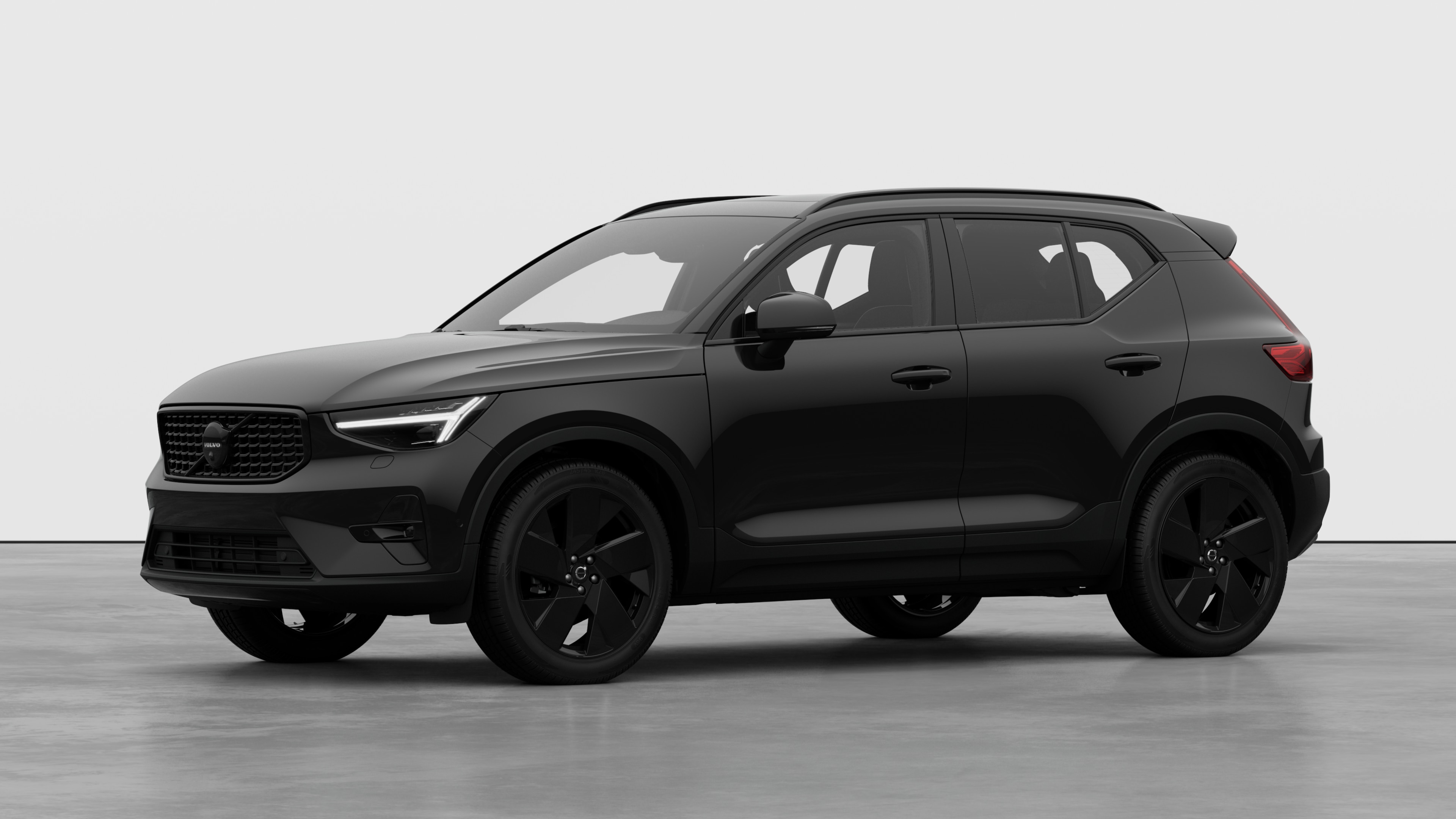 Extérieur d’une voiture Volvo vue de trois-quarts, fond uni d’un studio.