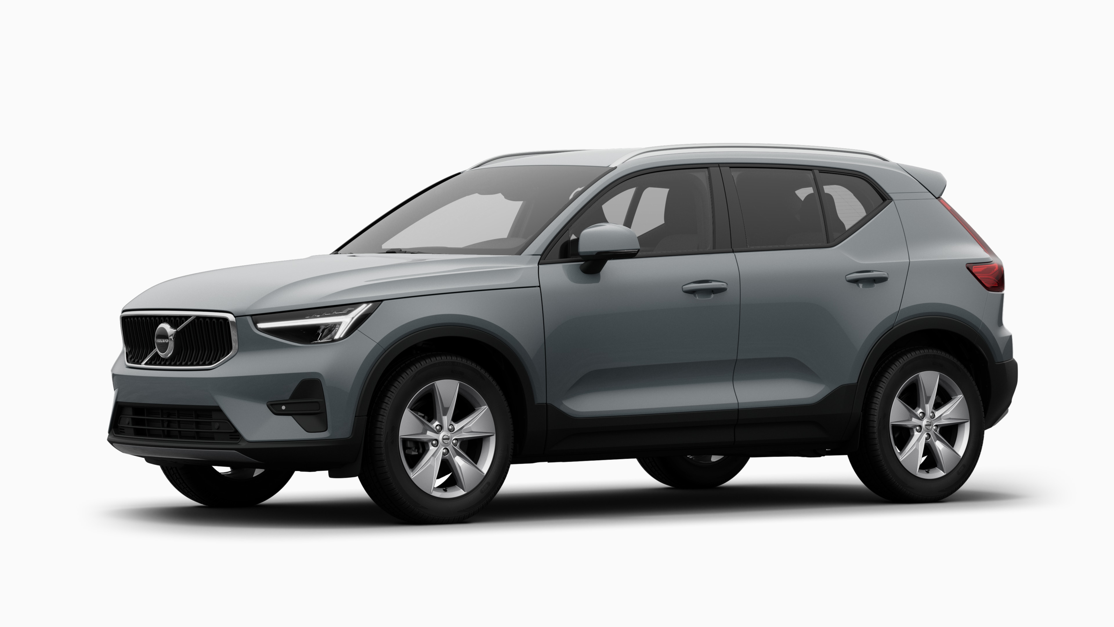 Extérieur d’une Volvo vue de trois quarts, fond de studio uni.