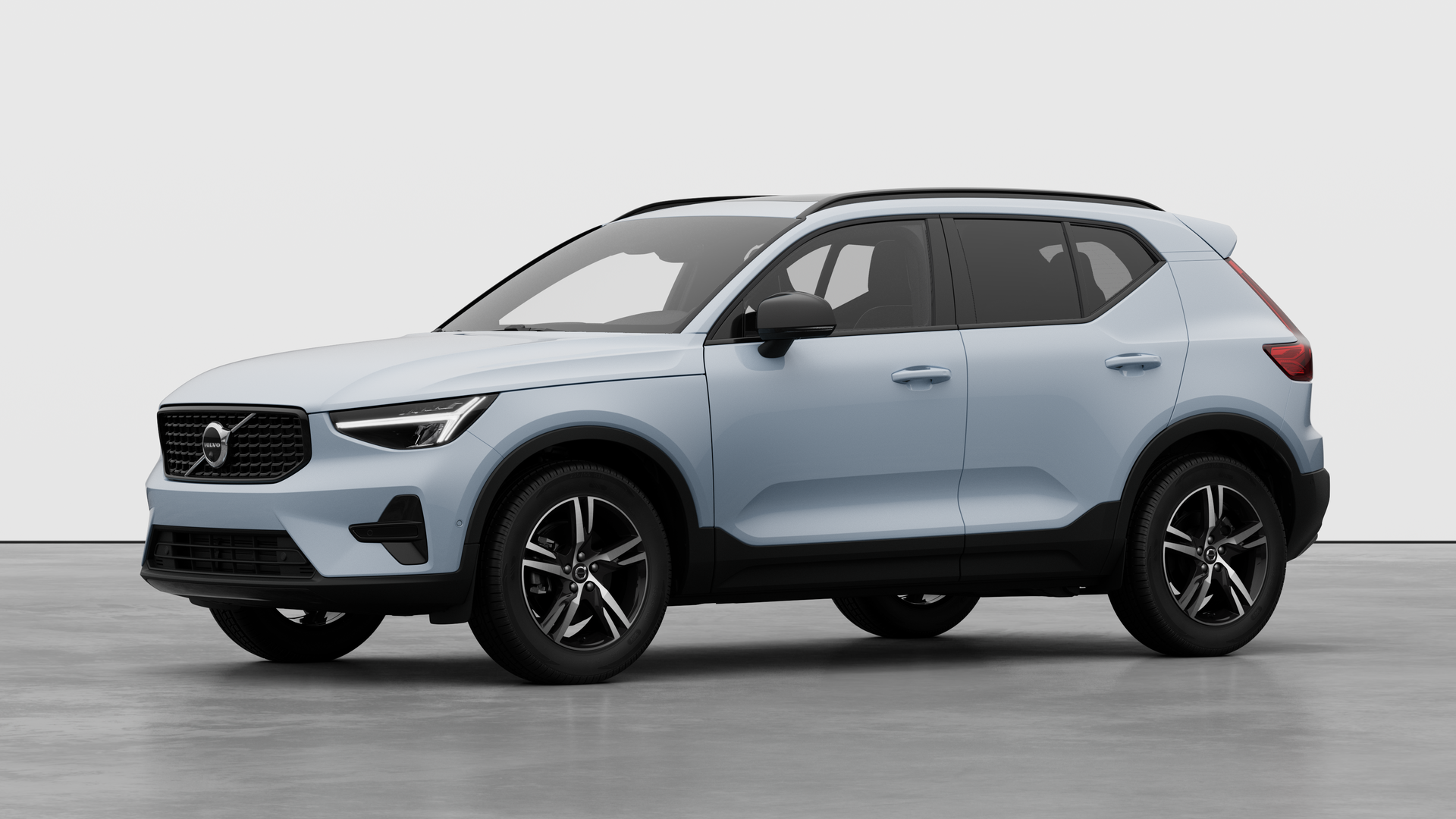 Extérieur d’une Volvo vue de trois quarts, arrière-plan uni d’un studio.