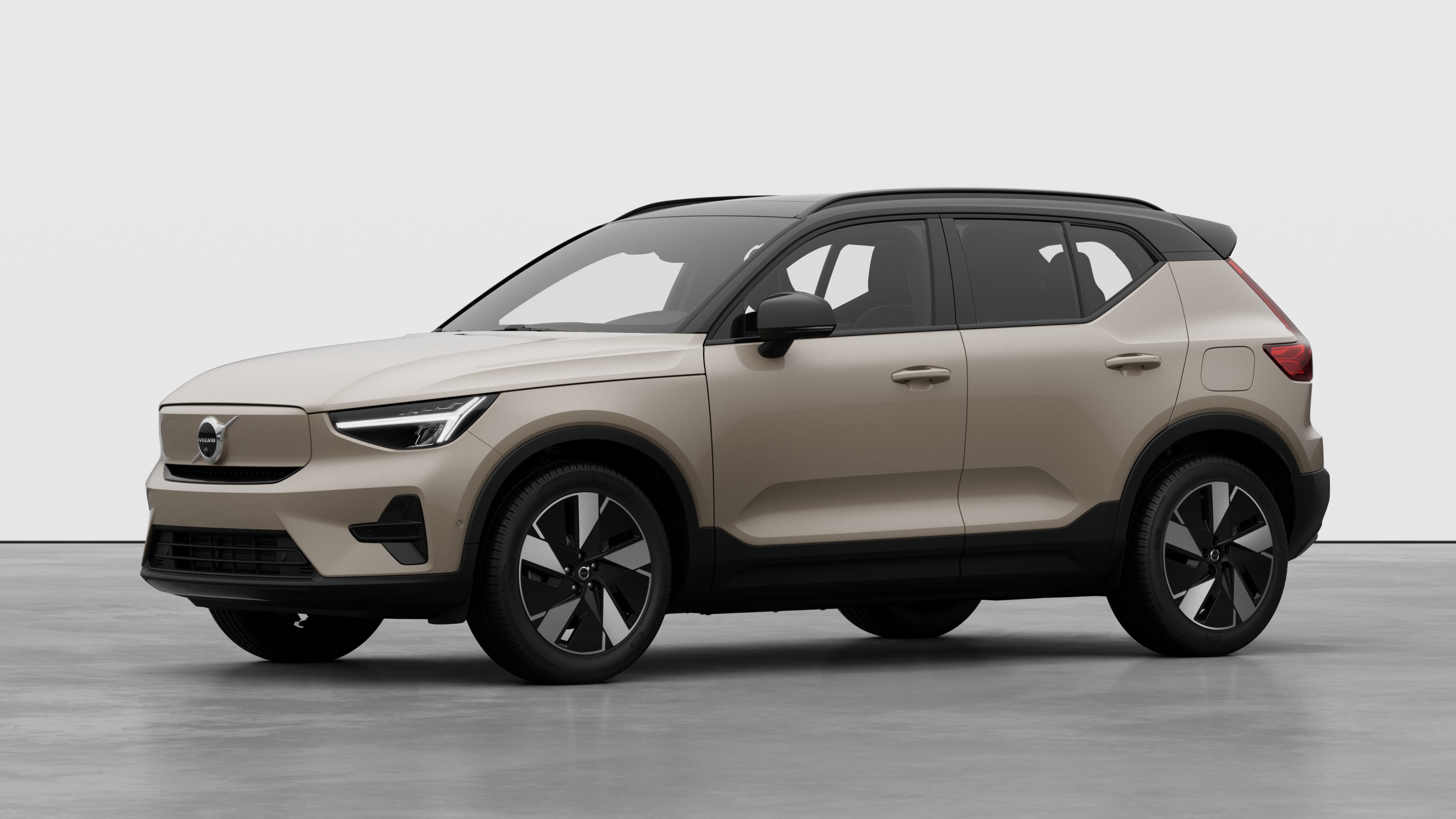 Esterno di un'auto Volvo in vista di tre quarti, sfondo in studio.