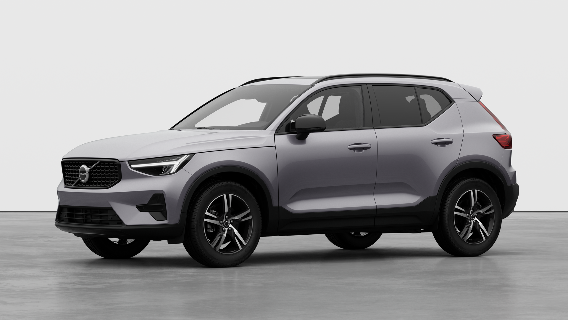 Extérieur d’une Volvo vue de trois quarts, arrière-plan uni d’un studio.