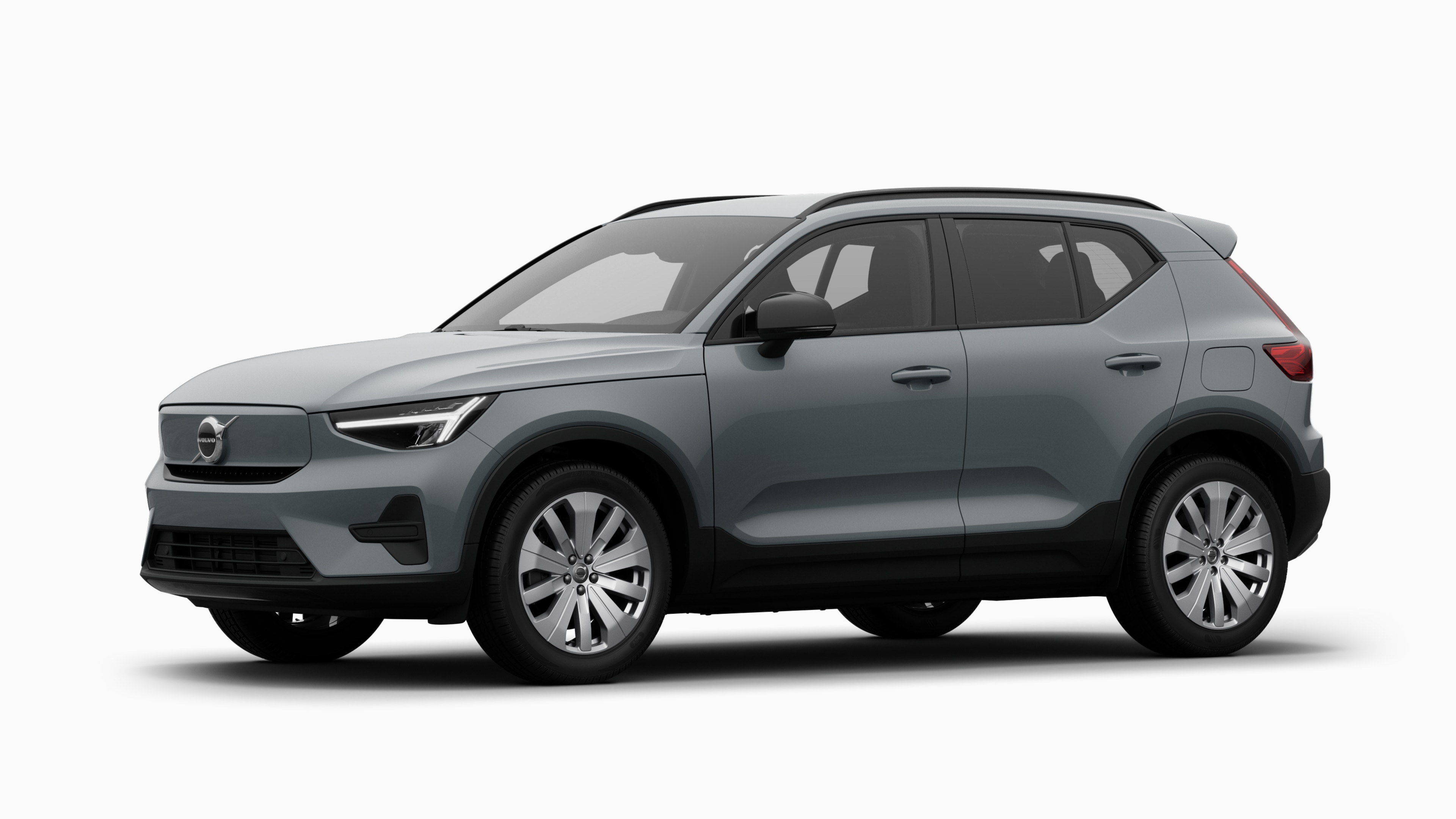 Extérieur d’une Volvo vue de trois quarts, fond de studio uni.