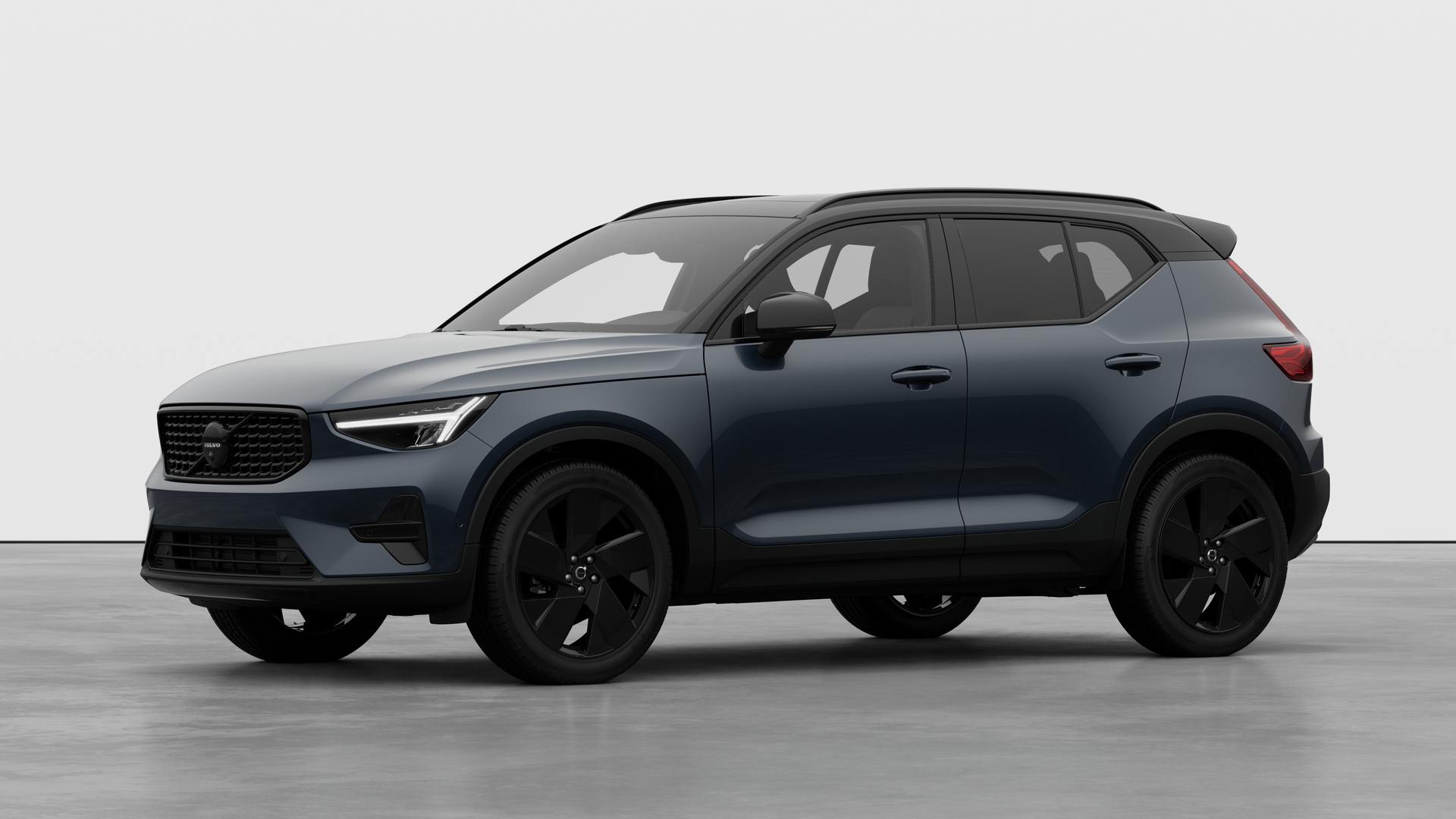 Extérieur d’une Volvo vue de trois quarts, arrière-plan uni d’un studio.