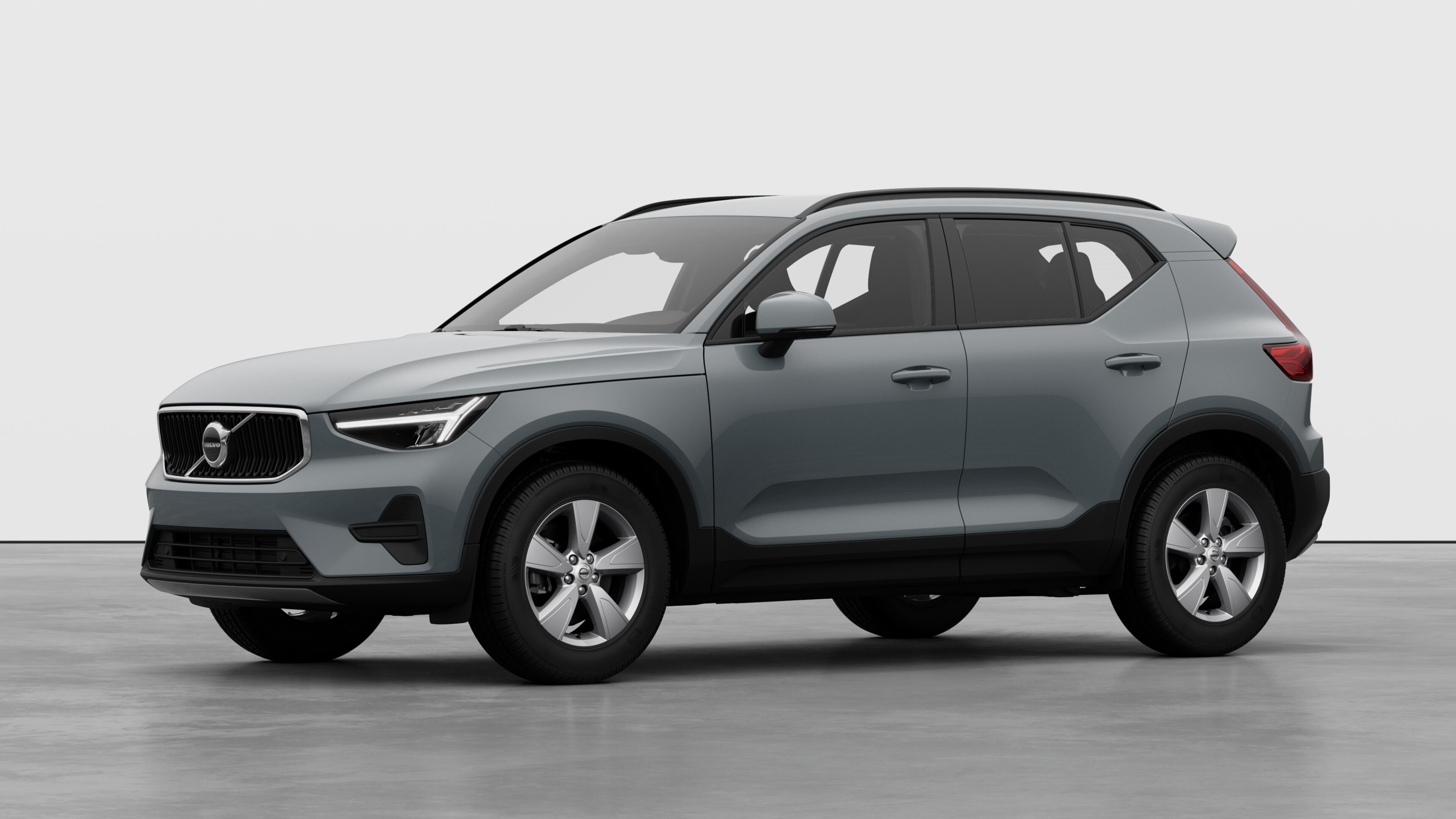 Extérieur d’une Volvo vue de trois quarts, fond de studio uni.