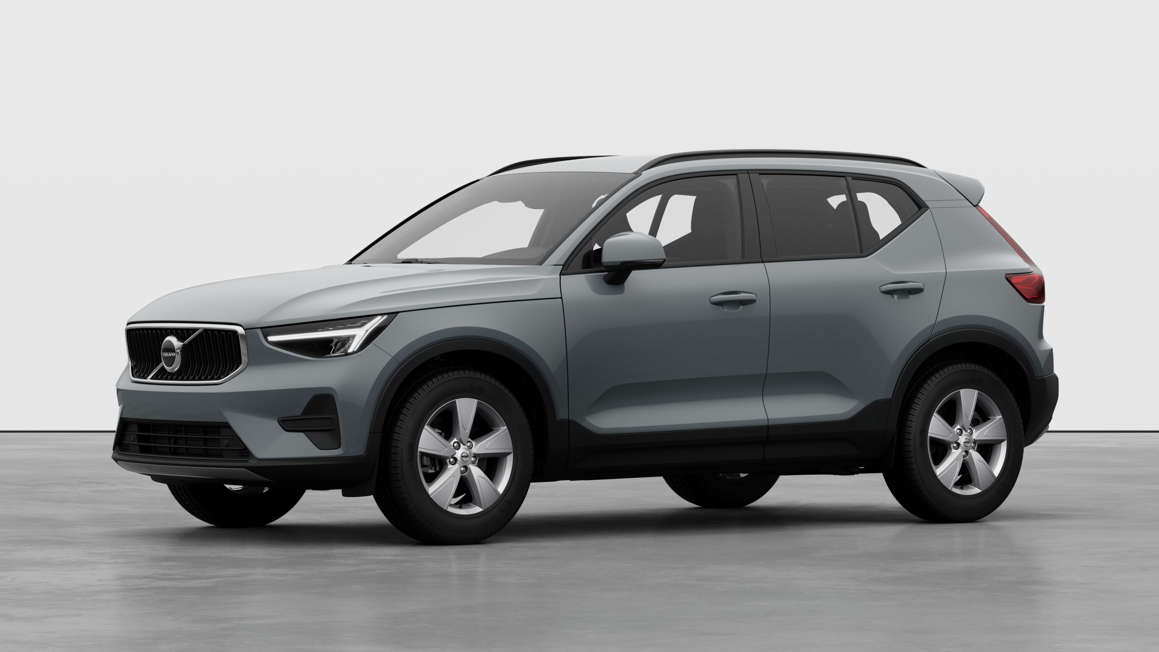 Exterieur van Volvo in driekwart aanzicht, effen studioachtergrond.