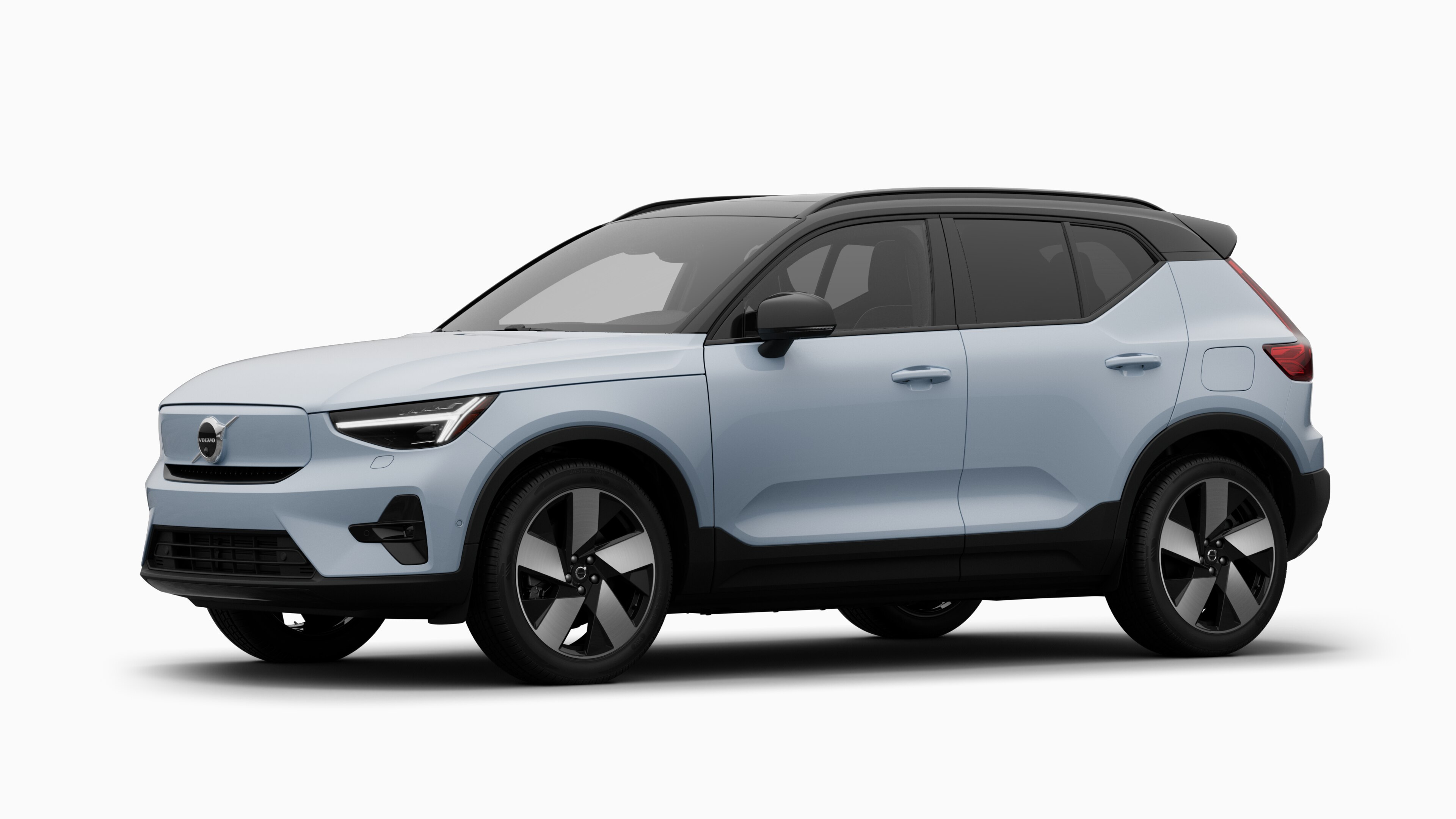 L’extérieur d’une voiture Volvo vue de trois quarts, sur un fond de studio uni.