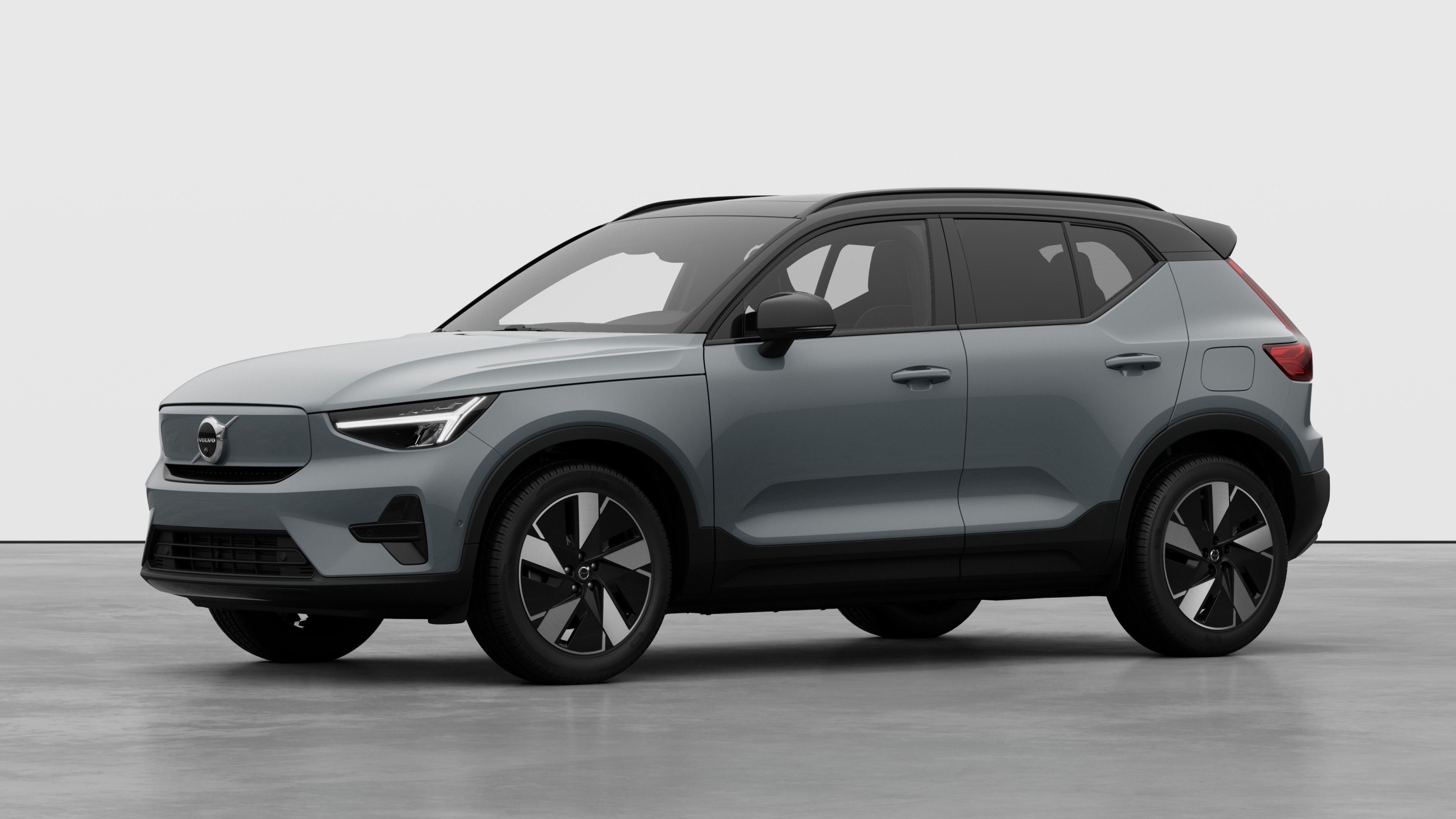 Extérieur d’une Volvo vue de trois quarts, fond de studio uni.