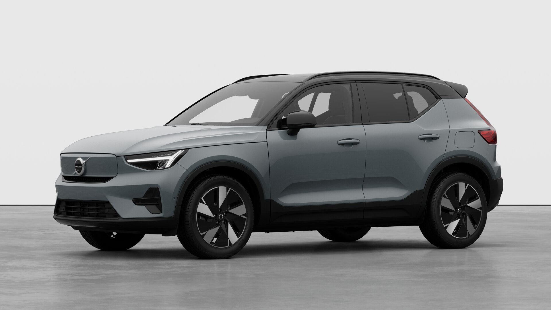 Extérieur d’une Volvo vue de trois quarts, arrière-plan uni d’un studio.