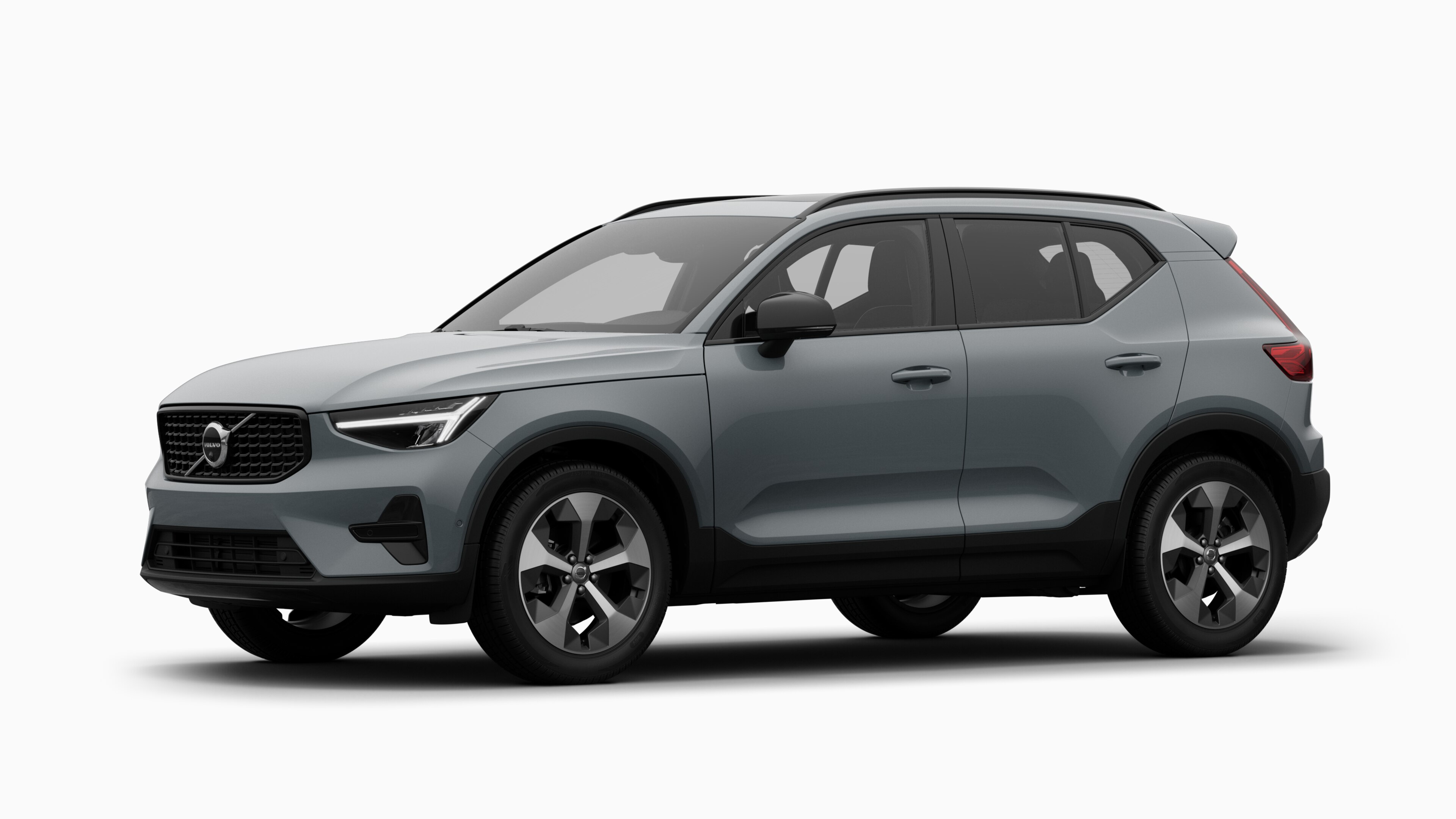 Exterieur van Volvo in driekwart aanzicht, effen studioachtergrond.