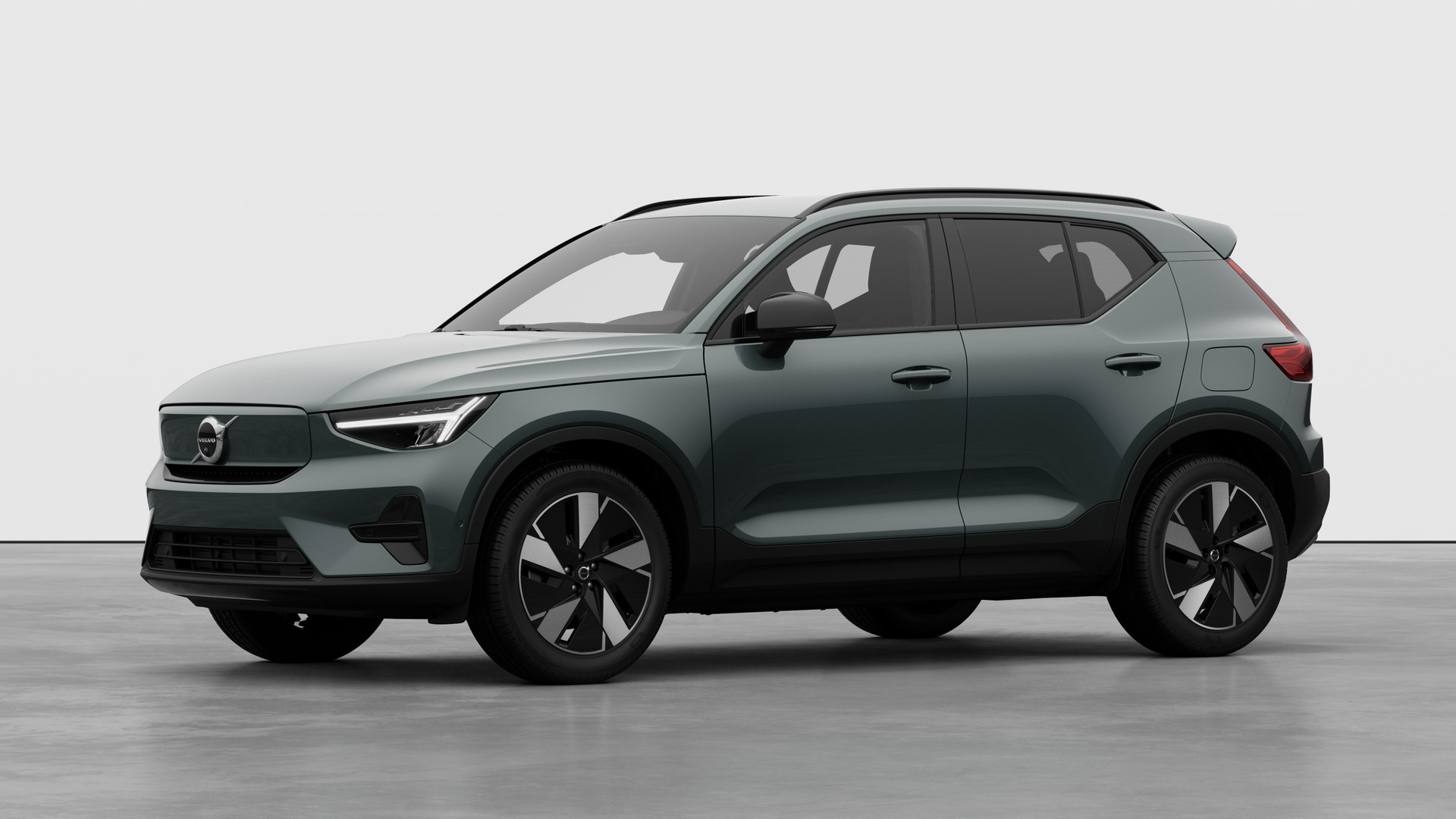 Extérieur d’une Volvo vue de trois quarts, arrière-plan uni d’un studio.