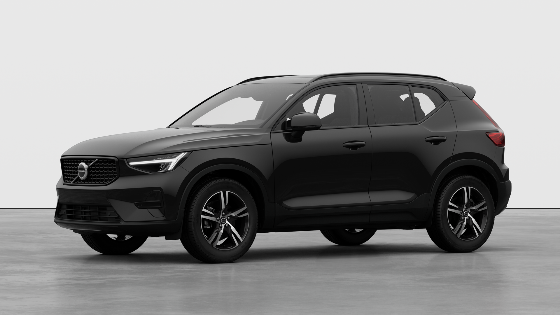 Extérieur d’une Volvo vue de trois quarts, arrière-plan uni d’un studio.