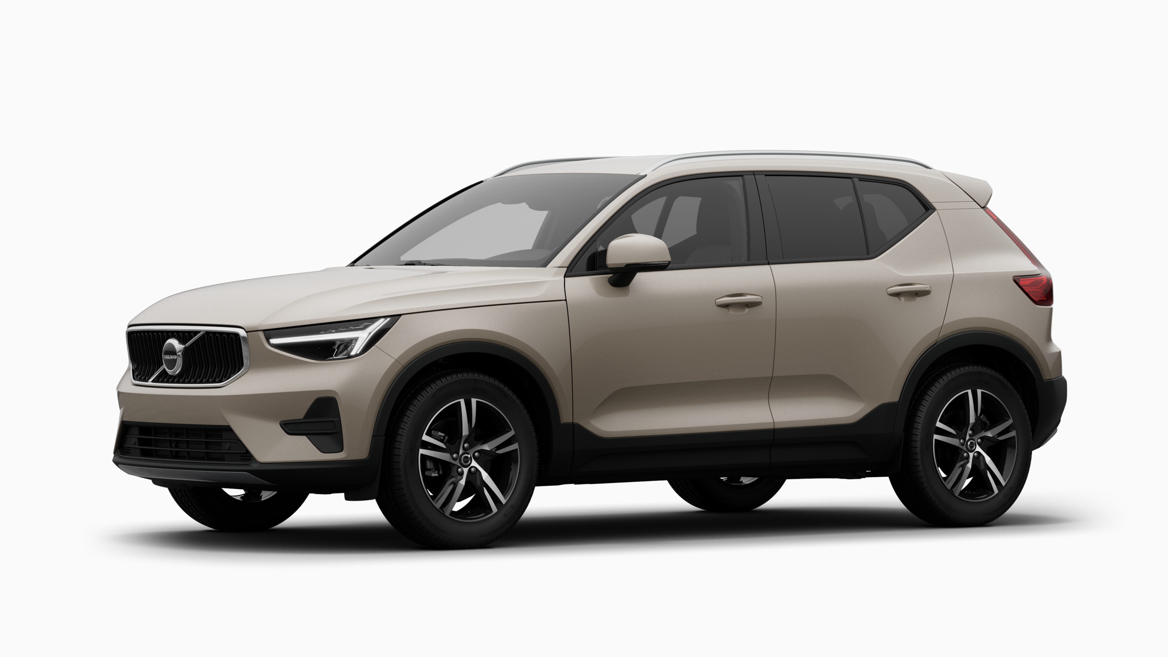 Het exterieur van de Volvo-auto in driekwart aanzicht, duidelijke studioachtergrond.