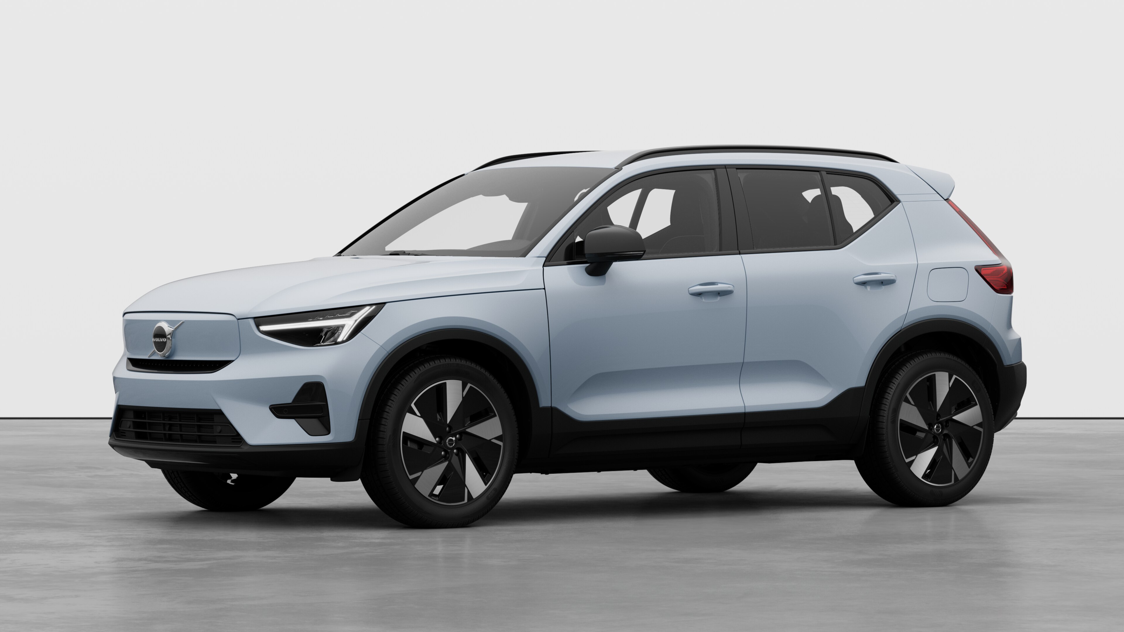 Volvo avtomobil eksteryer üç dörddə bir baxışda, sadə studiya fonunda.