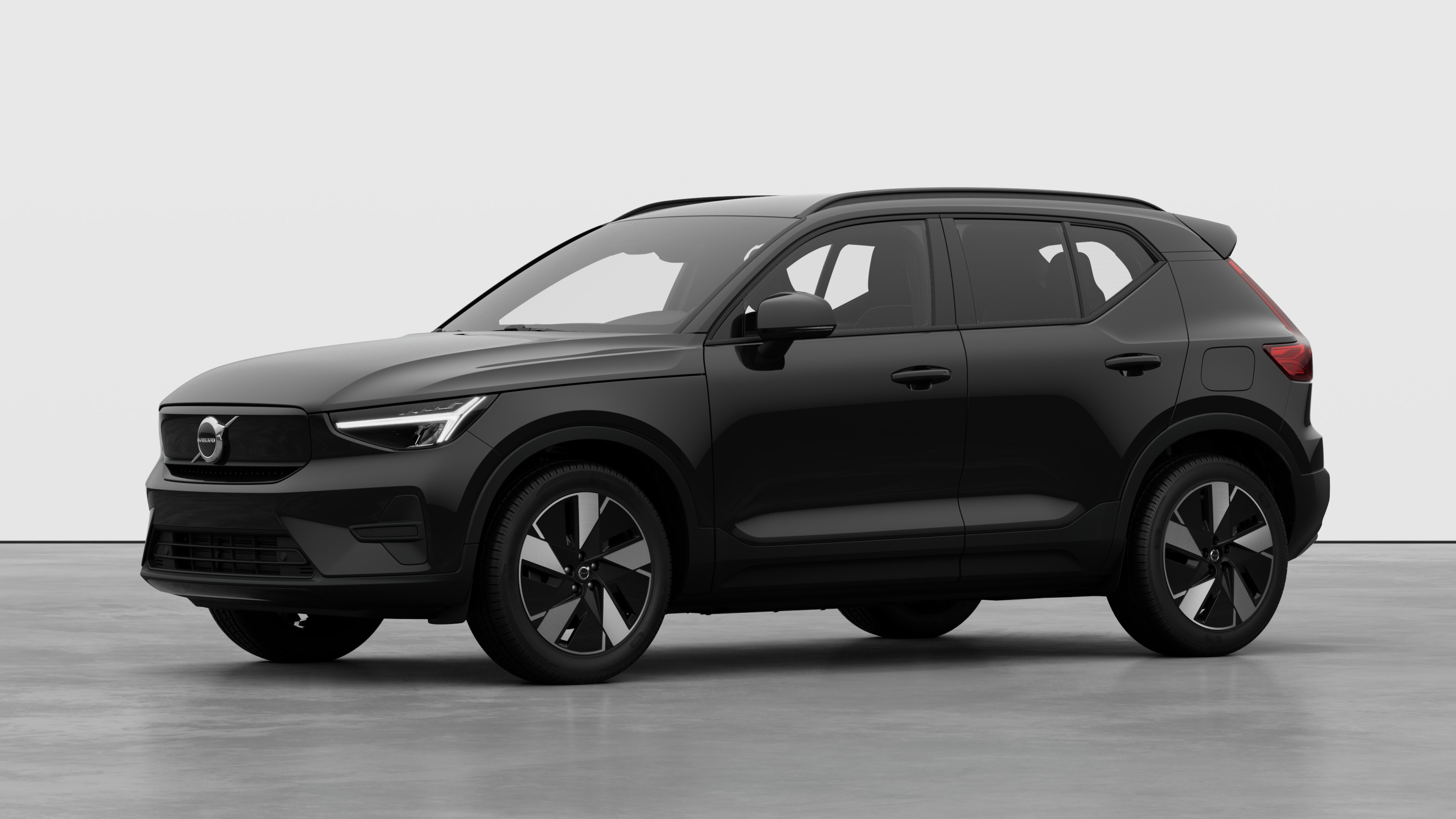 Exterior del vehículo Volvo en vista de tres cuartos, fondo de estudio liso.