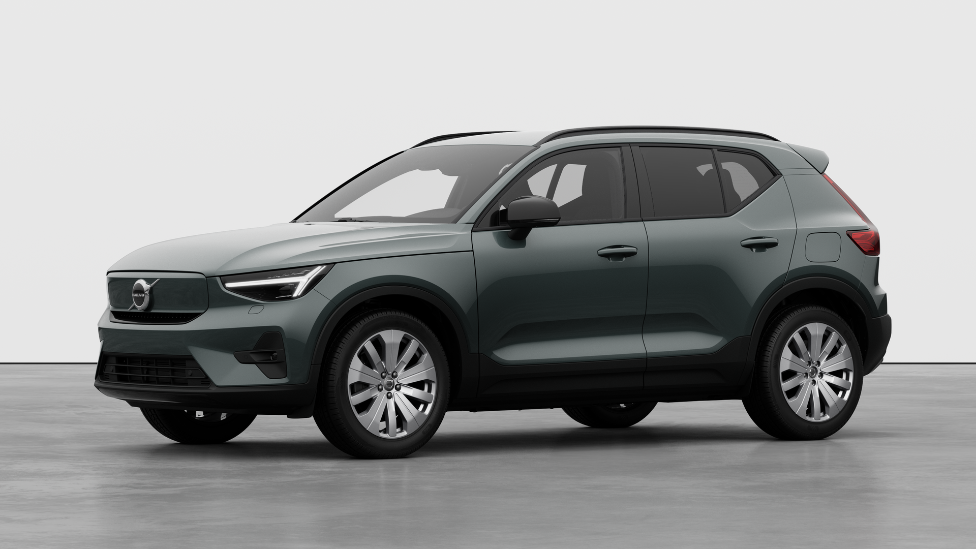Extérieur d’une Volvo vue de trois quarts, arrière-plan uni d’un studio.