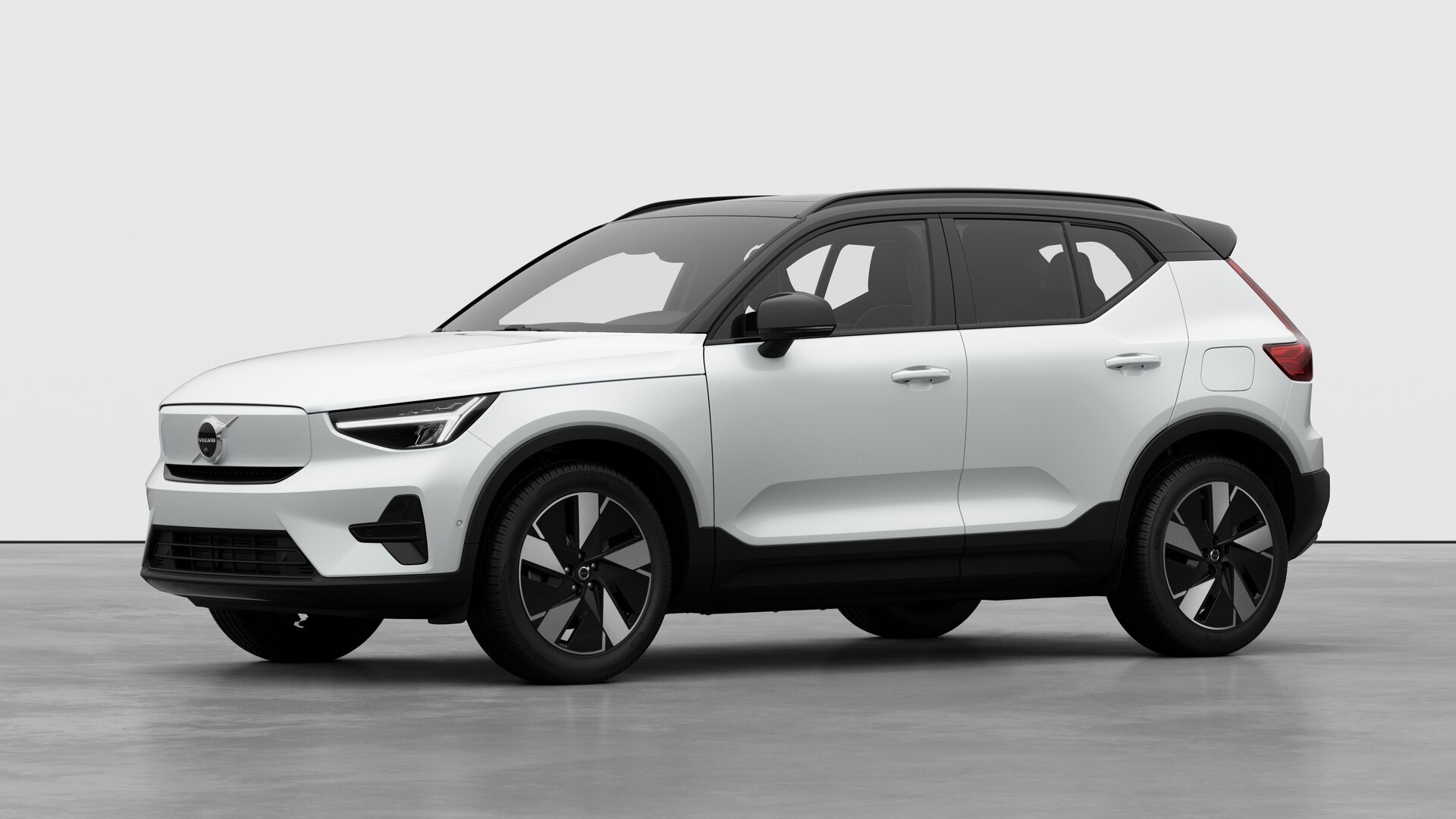 Extérieur d’une Volvo vue de trois quarts, arrière-plan uni d’un studio.