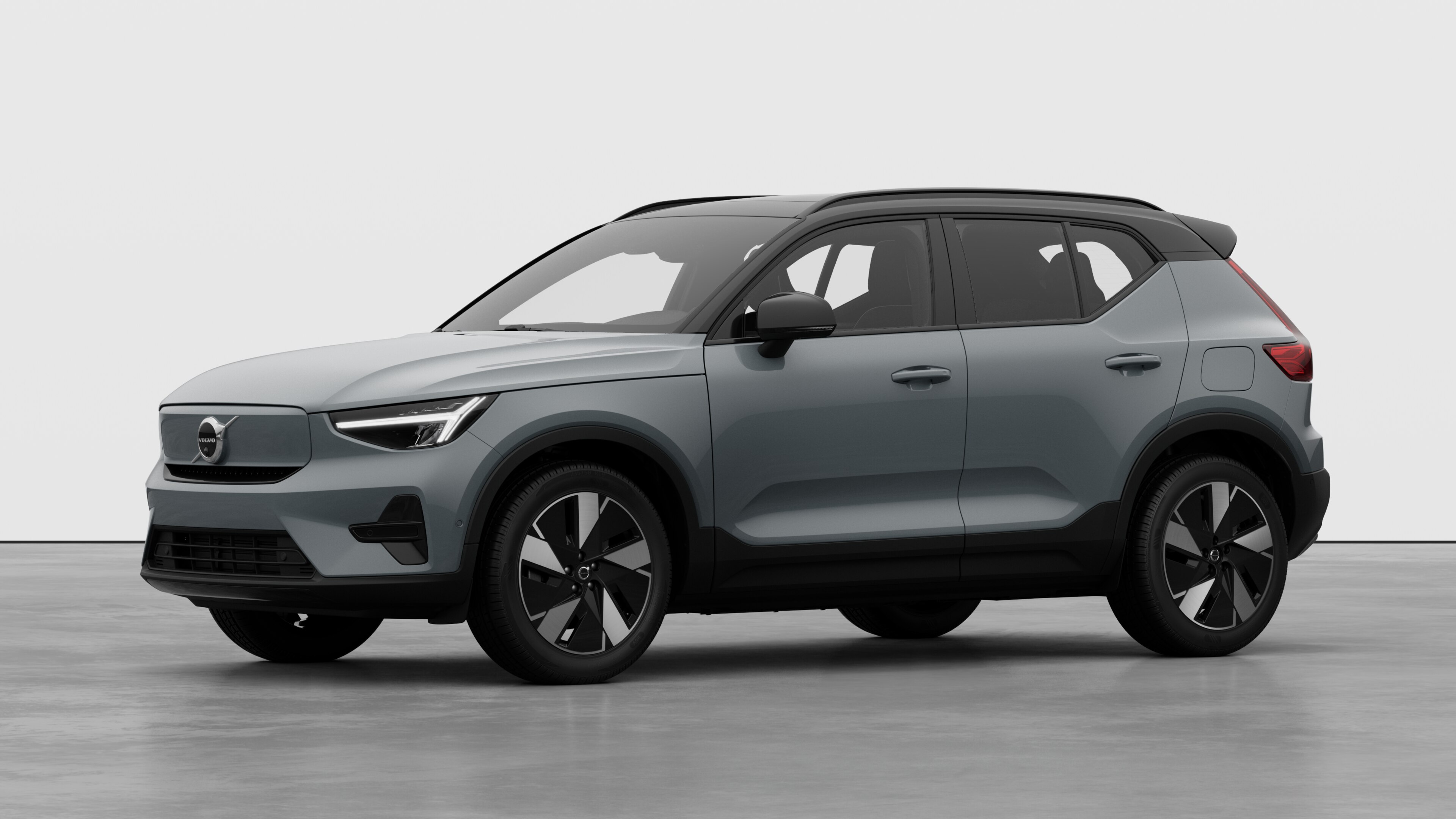 Extérieur d’une Volvo vue de trois quarts, fond de studio uni.