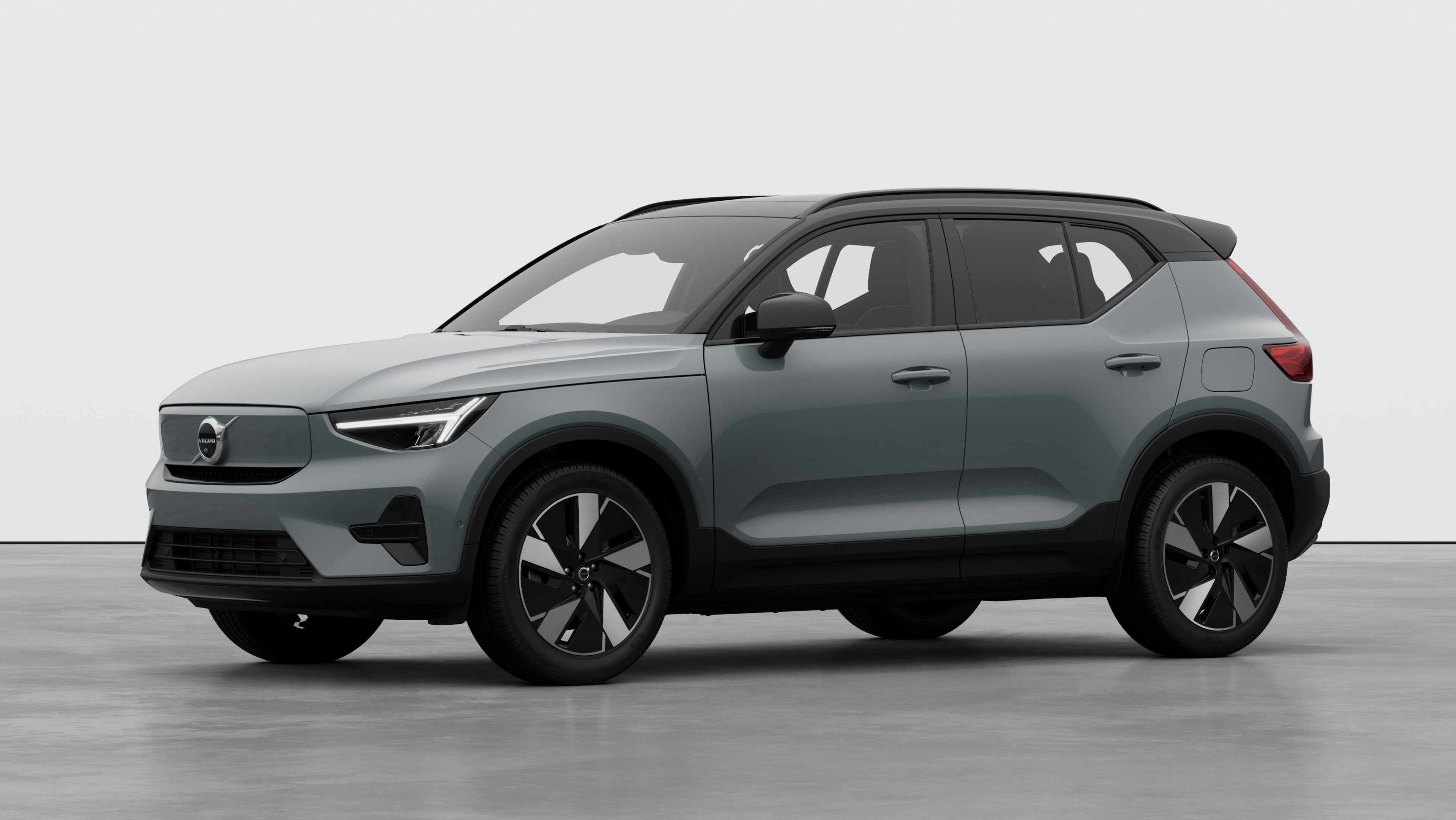 Extérieur d’une Volvo vue de trois quarts, fond de studio uni.