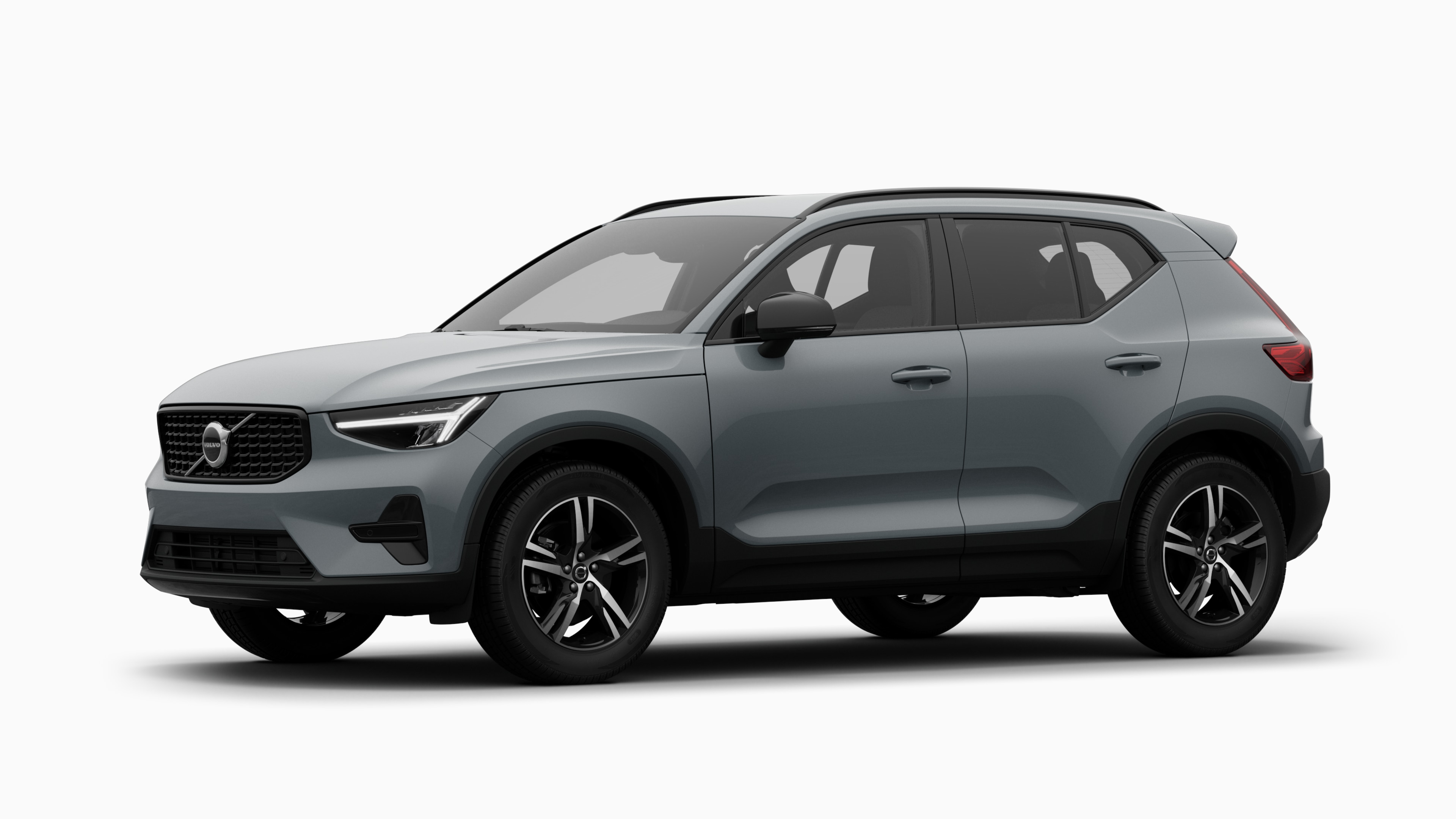 Extérieur d’une Volvo vue de trois quarts, fond de studio uni.