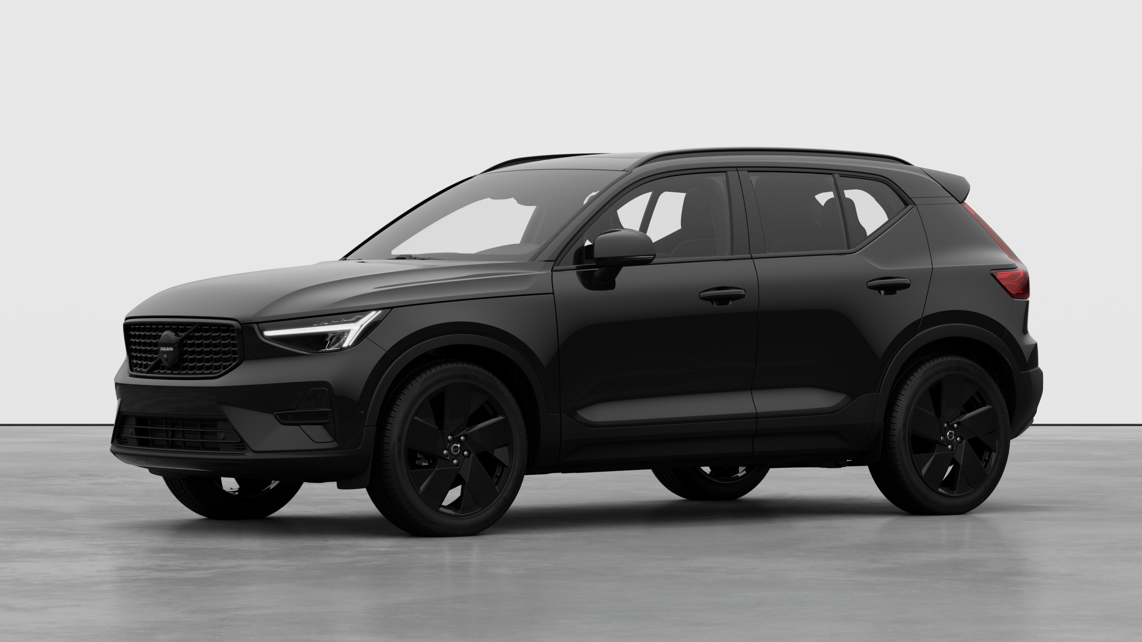Extérieur d’une Volvo vue de trois quarts, fond de studio uni.