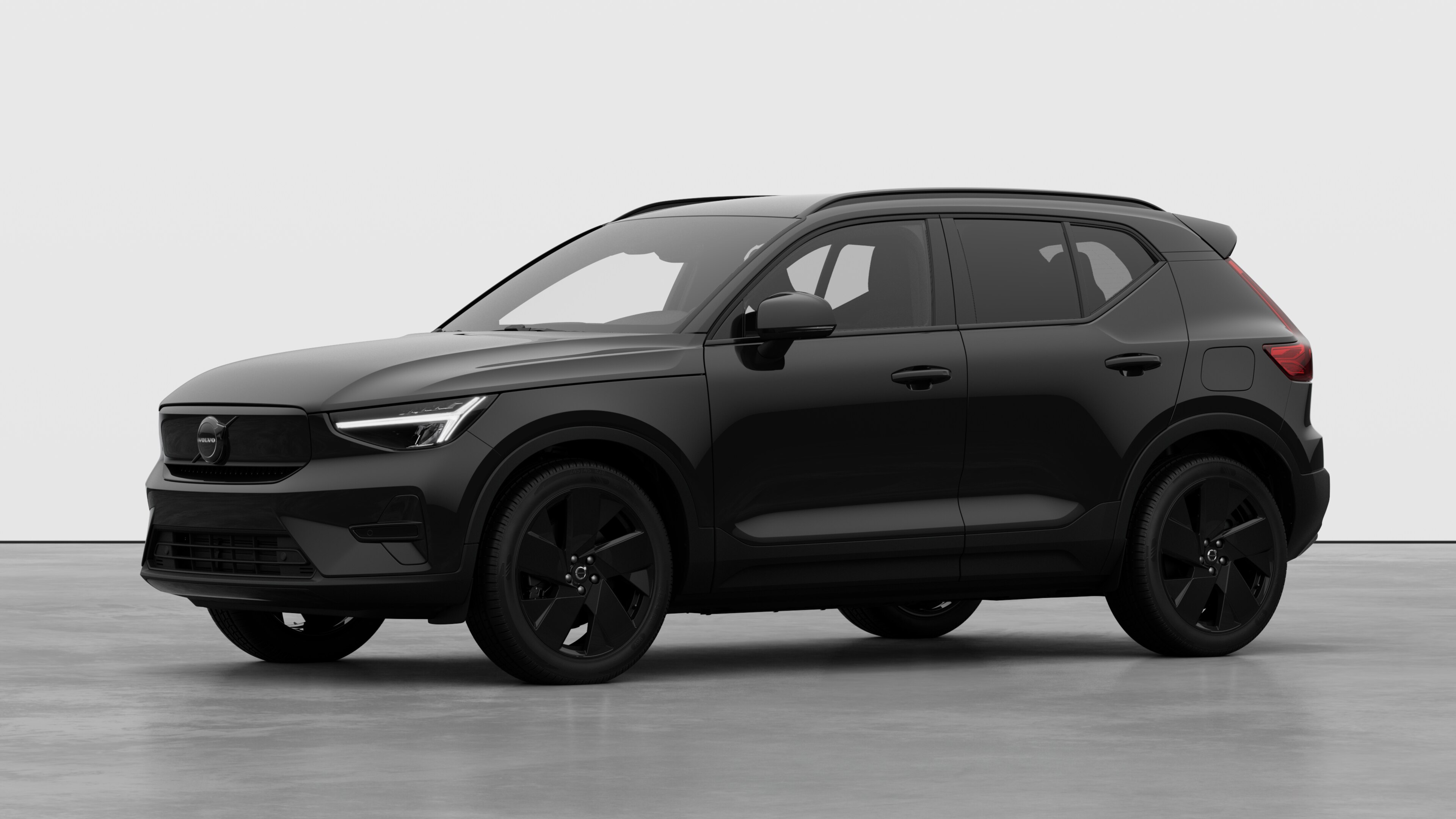 Extérieur d’une Volvo vue de trois quarts, fond de studio uni.