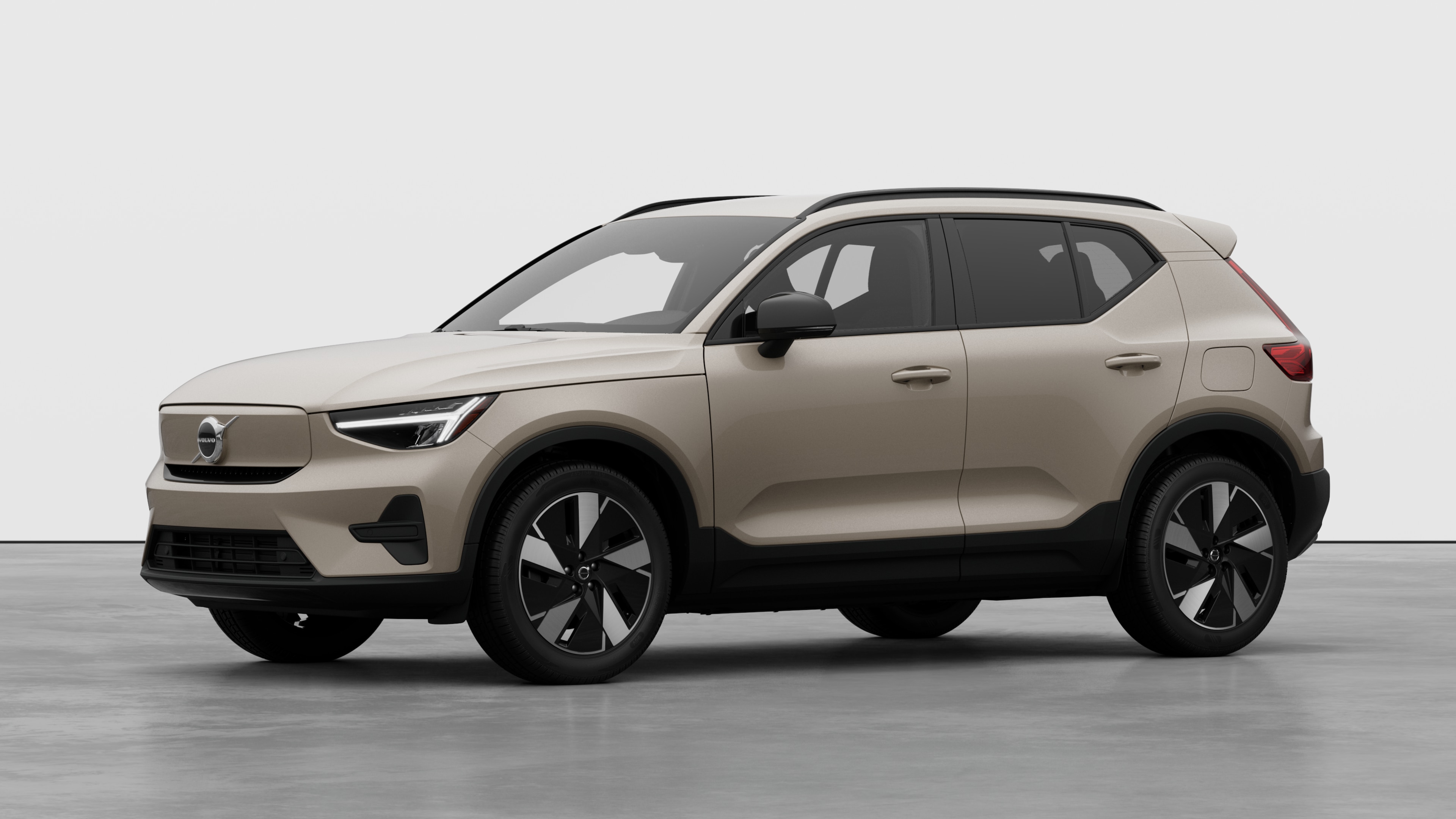 Exterior del vehículo Volvo en vista de tres cuartos, fondo de estudio liso.